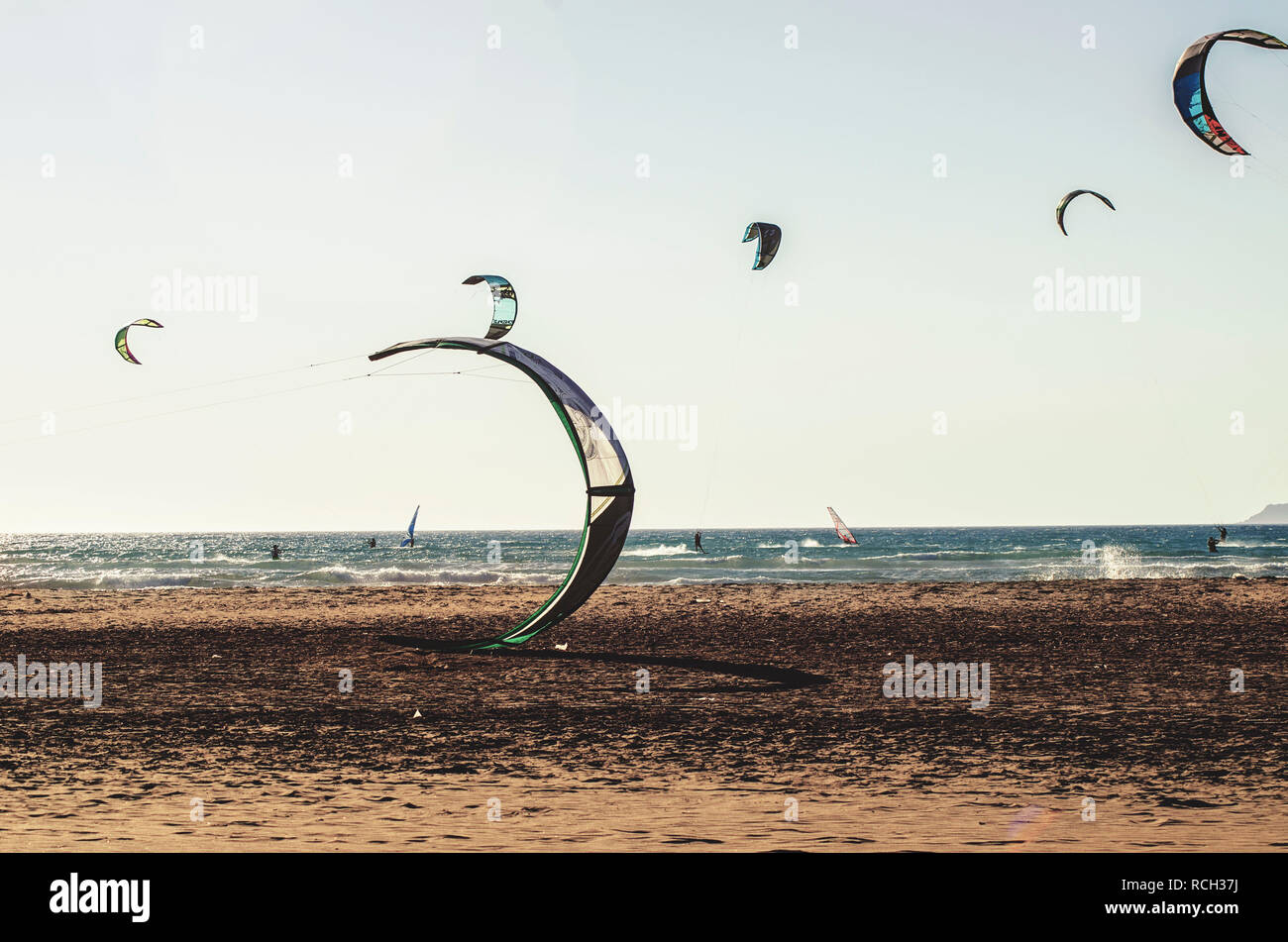 Parachute water landing hires stock photography and images Alamy