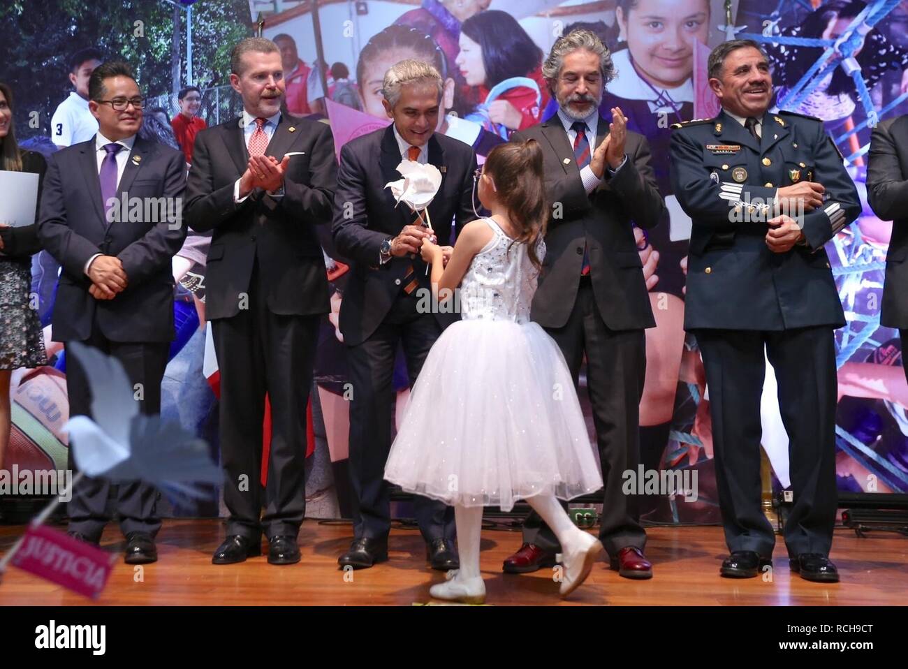 Alas de paz hires stock photography and images Alamy