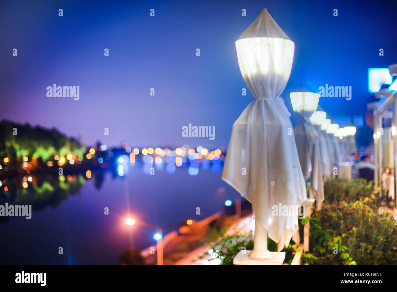 Road defocused light night tree hi-res stock photography and images - Alamy
