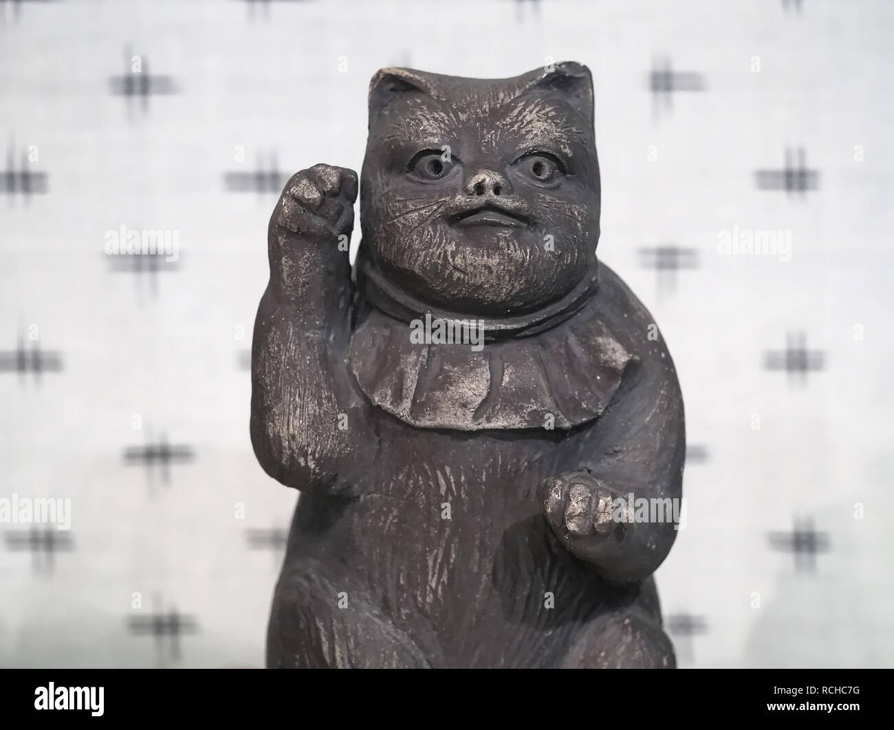 Maneki neko (clay), Shigaraki kilns, 20th century, Japan Stock Photo