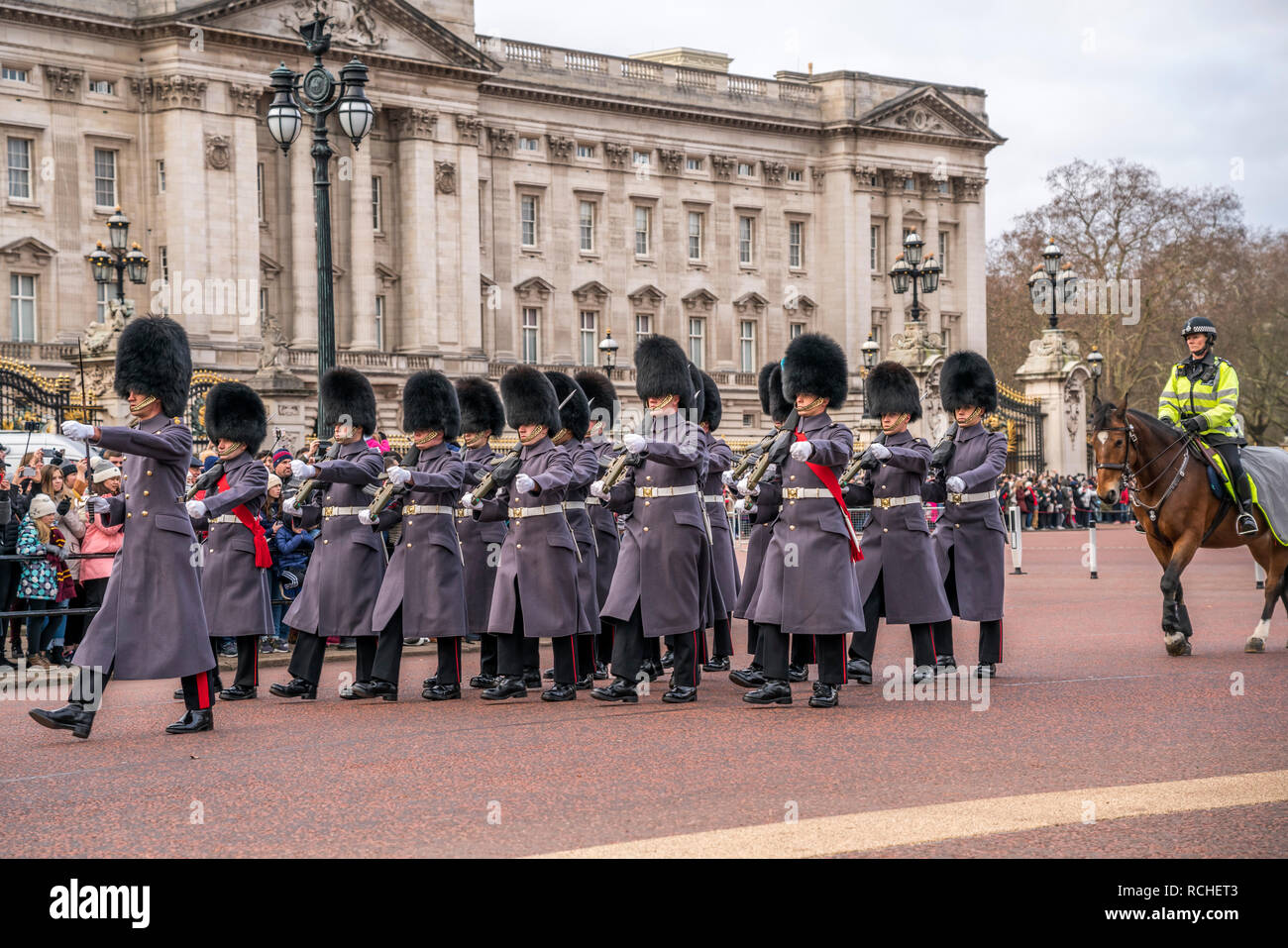 Traditionelle Wachablösung Changing the Guard vor dem Buckingham Palace, London, Vereinigtes Königreich Großbritannien, Europa |  traditional ceremony Stock Photo