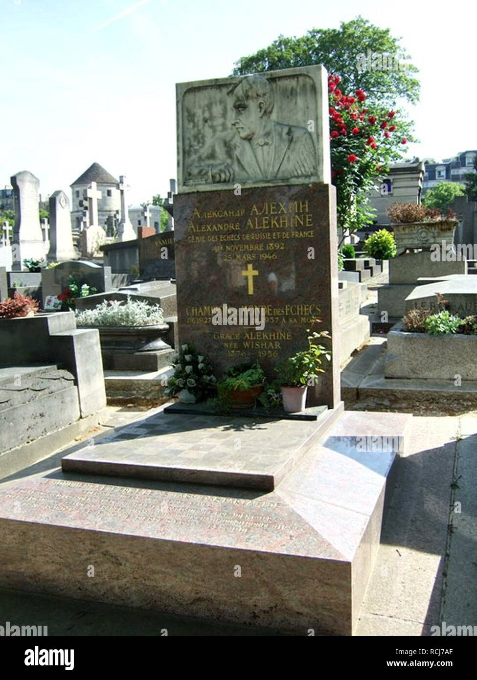 File:Grave of Alexandre Alekhine 2016 002.jpg - Wikimedia Commons