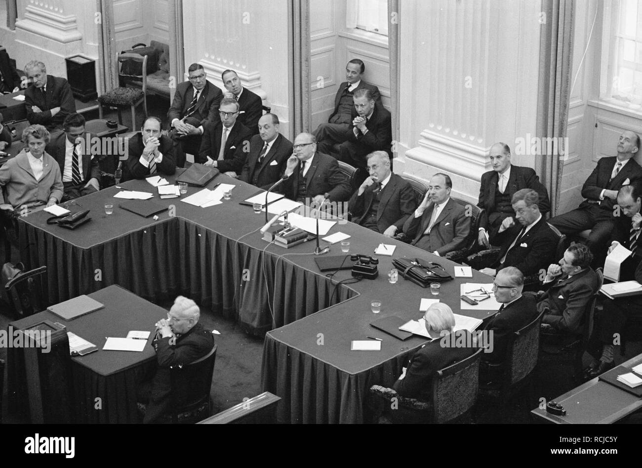 Algemene beraadslagingen in Tweede Kamer . Overzicht regeringstafel, Bestanddeelnr 913-0091. Stock Photo