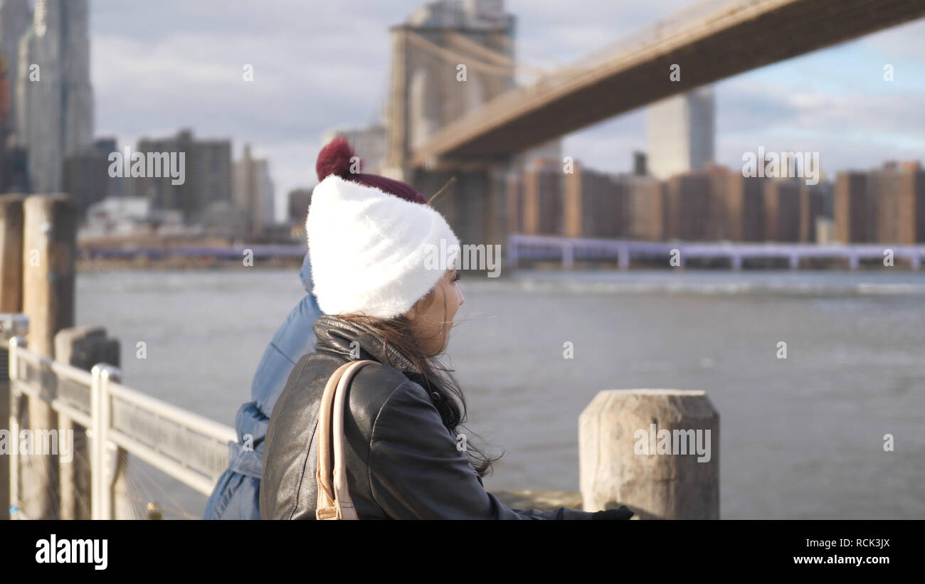 Two friends in New York take a walk at Brooklyn Bridge Stock Photo - Alamy