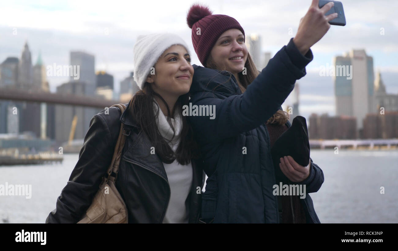 Two friends in New York enjoy the amazing view over the skyline of Manhattan Stock Photo