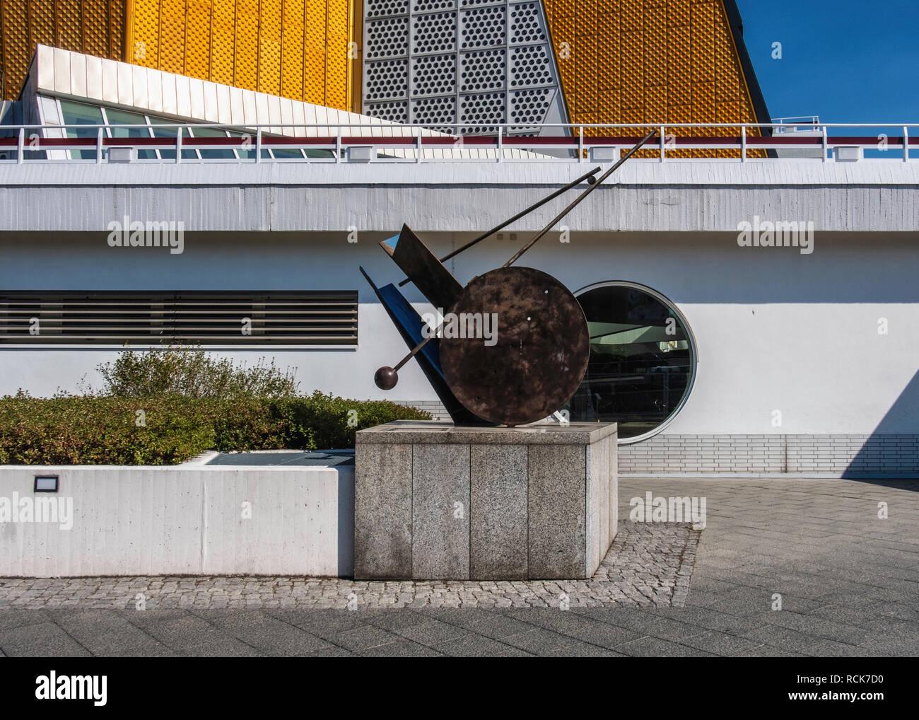Berlin-Mitte, Tiergarten. Iron Sculpture By Bernhard Heiliger 'Echo ll' in front of the Berlin Philharmonic Chamber Music Hall Stock Photo