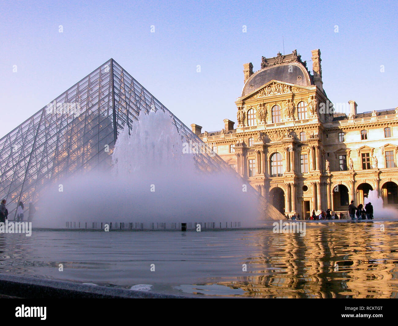 Pyramid and ornamental fountain in the Cour Napoléon, Palais du Louvre, Paris, France Stock Photo