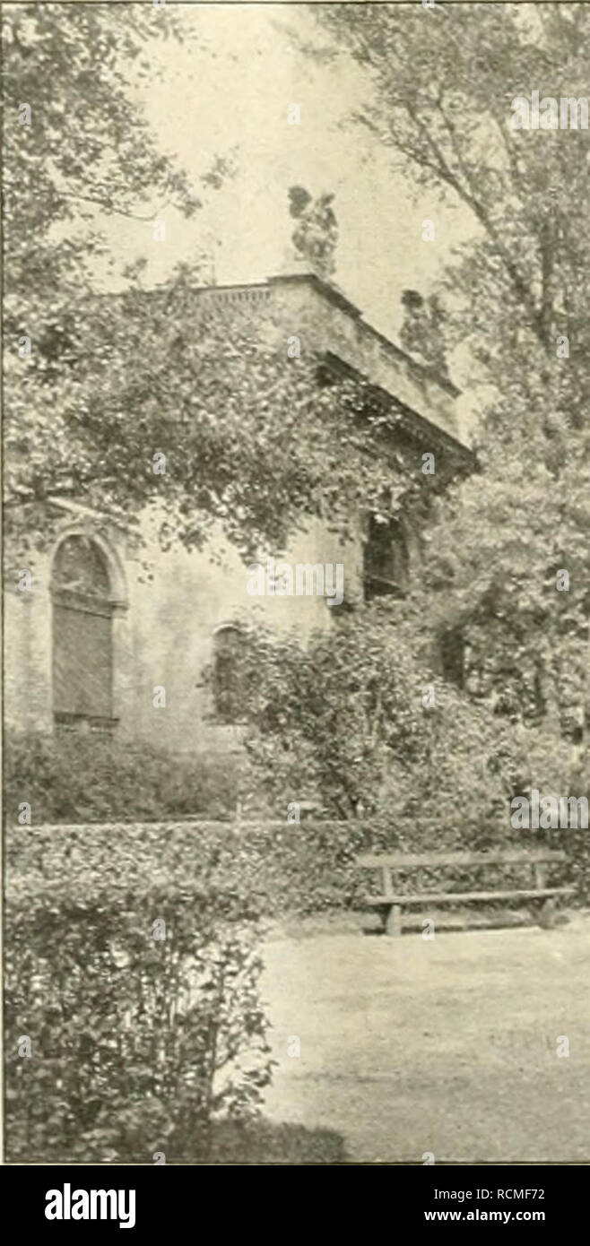 . Die Gartenwelt. Gardening. Thronfolger Rudolfdenkmal im Stadtwäldchen. für einen erwachsenen männlichen Arbeiter ist in Belgien doch etwas mehr, als wie es auf den ersten Blick erscheint. Die Kosten der Lebenshaltung sind hierzulande wesentlich niedriger als z. B. in Deutschland. Lebensmittel, Kleidung, Wohnung, — alles war vor dem Kriege ungemein billig. Abgaben und soziale Lasten waren gering. Mit 3 Franken kam man in Belgien so weit wie mit 5 M in Deutschland. Erscheint, von diesem Gesichtspunkte aus betrachtet, für die Arbeitnehmer die Entlohnung nicht mehr so ganz un- günstig, so ist si Stock Photo