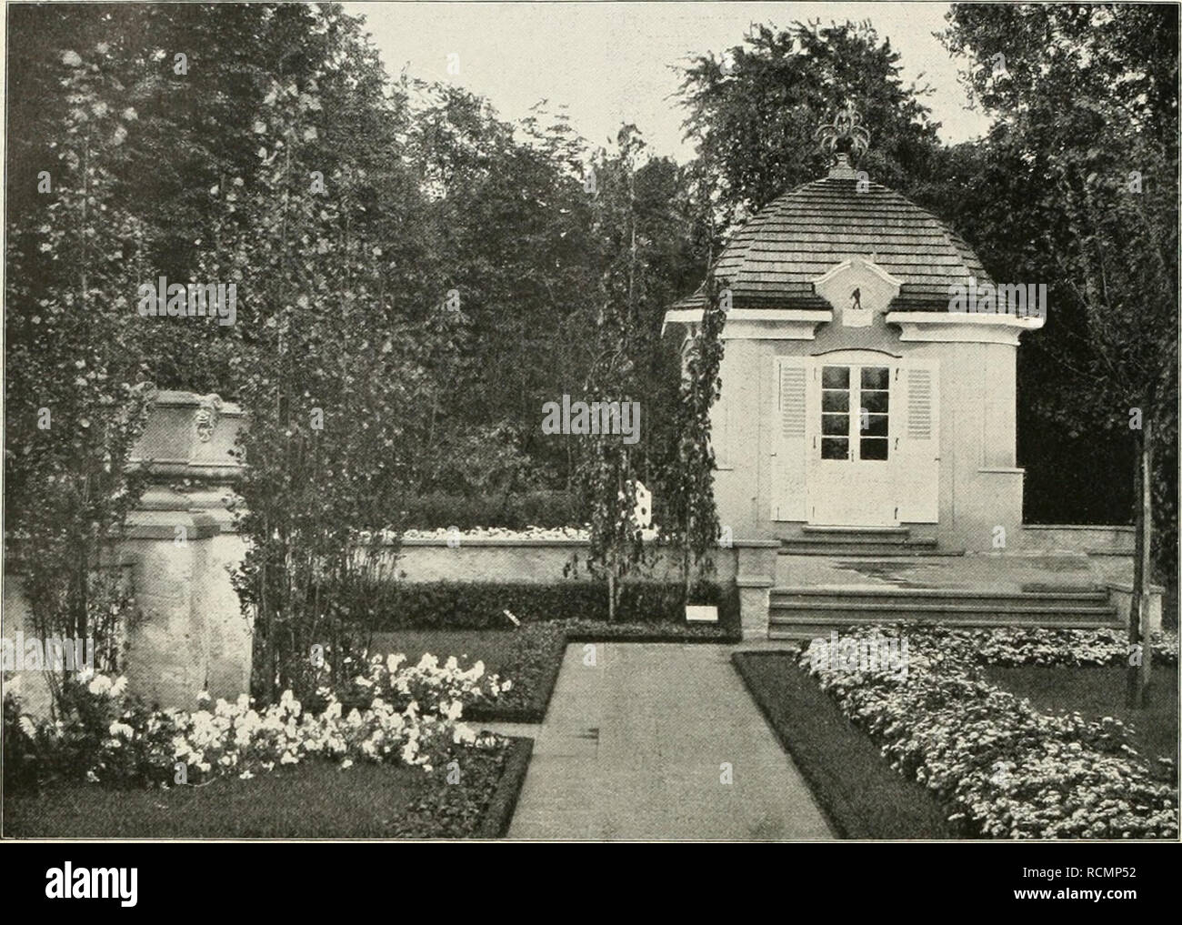 . Die Gartenkunst. Landscape gardening; Gardens -- Europe. 242 DIE GARTENKUNST. XV, 16. Abb, 4. Garten der C. E. B. (Entwurf Schmitthenner). Aufnahme von Heicke, Frankfurt a. M. mannschen Gärten in Nieder-Walluf, wo mir, wie immer freundlichste Aufnahme und Führung geboten wurde. Gerade blühten die japanischen Päonien und mit besonderer Genugtuung durchschritt ich die, in Blüten- pracht prangenden Felder, dieser prächtig dekorativen Pflanzenart. ,.Prächtig, dekorativ&quot; sagte ich, auf wenige Pflanzen ist diese Bezeichnung so zutreffend, wie auf die Päonie. So ein gesunder Päonienstrauch in  Stock Photo