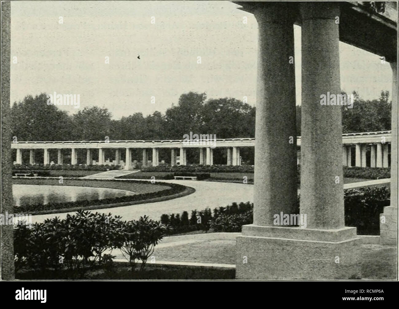 . Die Gartenkunst. Landscape gardening; Gardens -- Europe. Ausstellung Breslau: Blick aus der Pergola nach der Jahrhunderthalle Aufnahme von Heicke, Frankfurt a. M. liehe Lehranstalt in Proskau eine reichhaltige Lehrmittel- Ausstellung. Es war erfreulich zu sehen, wie sich diese Anstalt entwickelt, und wer aufmerksam prüft, kann trotz der kurzen Zeit seiner Amtsführung schon die Hand des neuen Leiters der Anstalt spüren. Hoffen wir, dass es ihm gelingt, auch auf dem Gebiete des gärt- nerischen Zeichnens durchgreifende Reformen herbei- zuführen. Was in Breslau an Gartenplänen und Schau- bildern Stock Photo