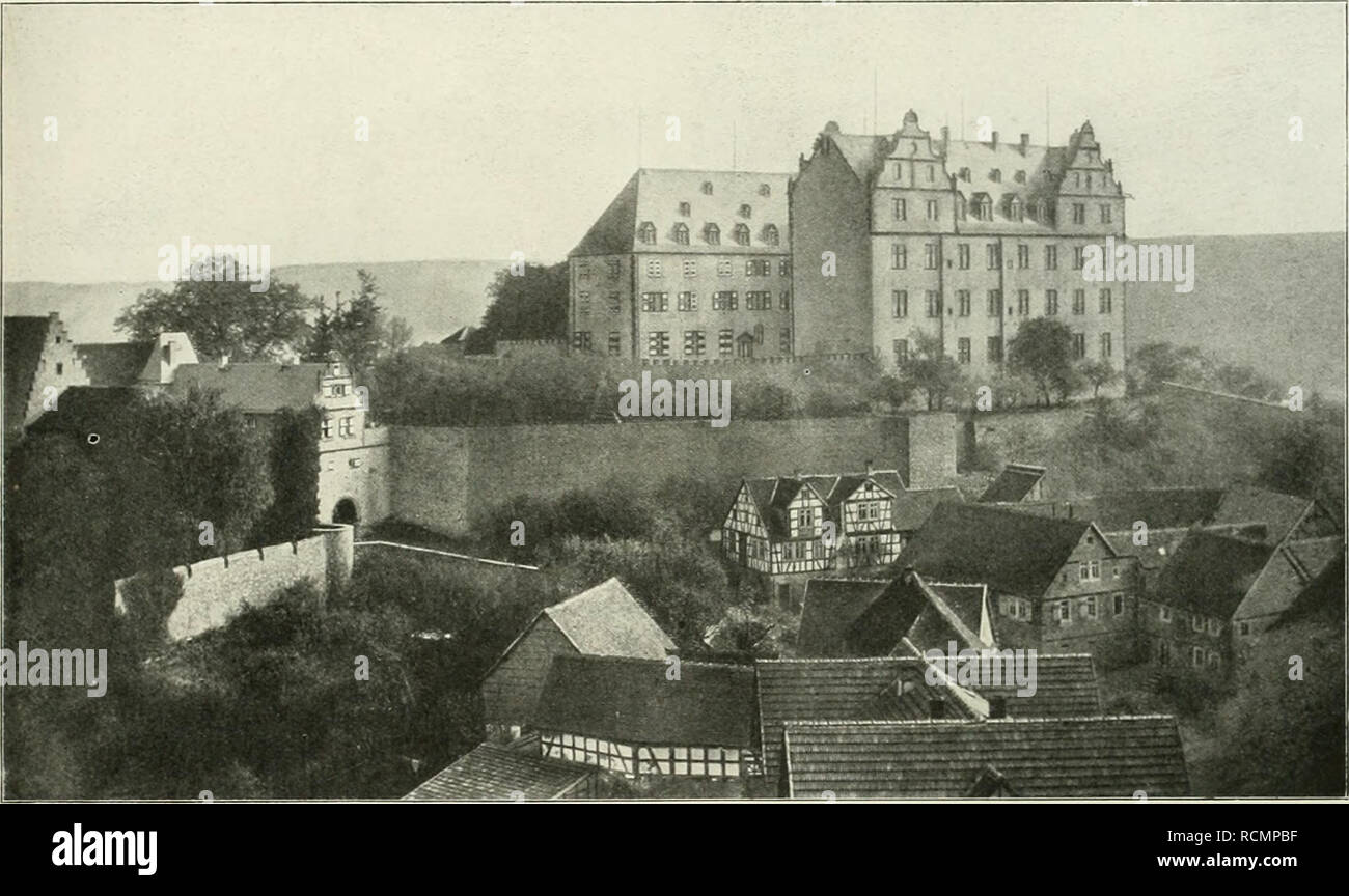 . Die Gartenkunst. Landscape gardening; Gardens -- Europe. XV, 15 DIE GARTENKUNST. 227 früher eine Burg der Grafen von Katzenelnbogen er- hob, die wohl das Baumaterial zu dieser kühnen Ter- rassenmauer geliefert hat. Wundervoll ist diese JMauer im Herbst, wenn der wilde Wein sie mit dem Purpur seines Laubes überzieht. Oben auf der Halde erhebt sich das trotzige Boll- werk der längstentschwundenen Burg. Nur seine klafter- dicken ^lauern haben die Zeiten überdauert. Und so fest ist das Gemäuer, daß starke Kirschbäume und wilde Rosen ihre Wurzeln in das Gewölbe der oberen Plattform treiben konnte Stock Photo