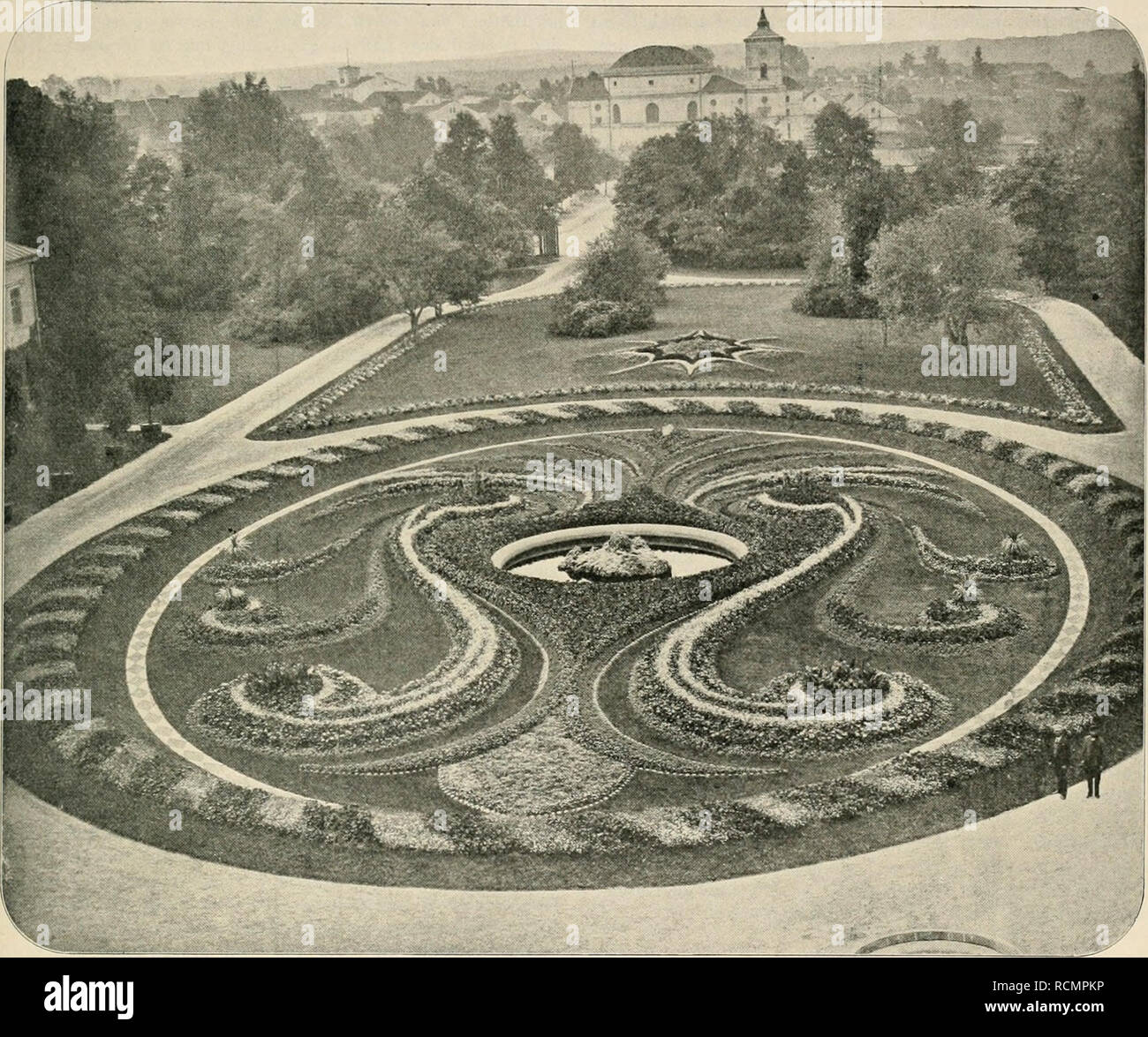 . Die Gartenwelt. Gardening. III, i8 Die Gartenwelt. 211 Landschaftsgärtnerei, mit dem Fürstentum Lowicz russisches Krongut wurde. Kaiser Alexander II. überliefs seinem verdienstvollen Feldmarschall Fürsten Alexander Bariatinsky, dem bekannten Eroberer des Kaukasus, Schlofs mit Park, Tiergarten, Fasanerie u. s. w. (in einer Gröfse von ca. 200 Morgen) als Alterssitz auf Lebenszeit. _^ Fürst Bariatinsky, der von 1871—1879 in Skierniewize Uer Reisende, der von Berlin über Thorn nach der residierte, besafs eine ausgedehnte Hofhaltung und hat mit polnischen H.iuptstadt Warschau fährt, durcheilt mit Stock Photo