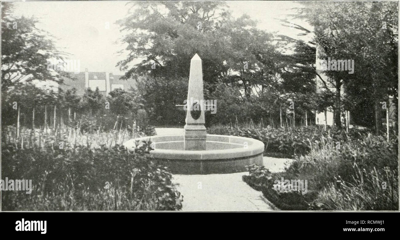 . Die Gartenkunst. Landscape gardening; Gardens -- Europe. DIE GARTENKUNST. XI,. Gartenbrunnen im Staudengarten des Herrn H. in A. Entwurf Professor Carl Sieben. immer mehr der löblichen Sitte, künstlerisch schöne Brunnen geschickt in die Szeneric der (janzen Anlage einzufügen. Eine hygienisch sehr einwandfreie Einrichtung ist mir in letzter Zeit häufiger aufgefallen: Es sind dies Beckenbrunnen mit ein oder mehreren schwachen Springstrah- len dicht am Becken- rand, die so geringen Druck haben, daß die Kinder gewissermaßen den Strahl trinken kön- nen. Der die Übertra- gung infektiöser Krank- he Stock Photo