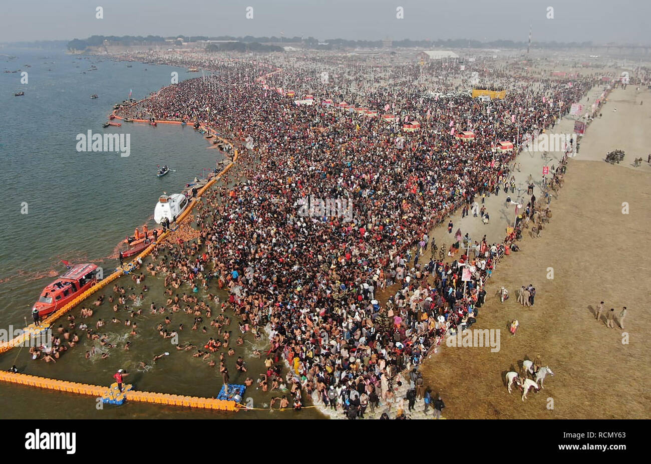 Allahabad, Uttar Pradesh, India. 15th Jan, 2019. Allahabad: A sea of devotees gathered to take bath at Sangam on the occasion of Makar Sankranti, the first Shahi Snan, during Kumbh Mela 2019 in Allahabad (Prayagraj), Tuesday, Jan 15, 2019. Credit: Prabhat Kumar Verma/ZUMA Wire/Alamy Live News Stock Photo