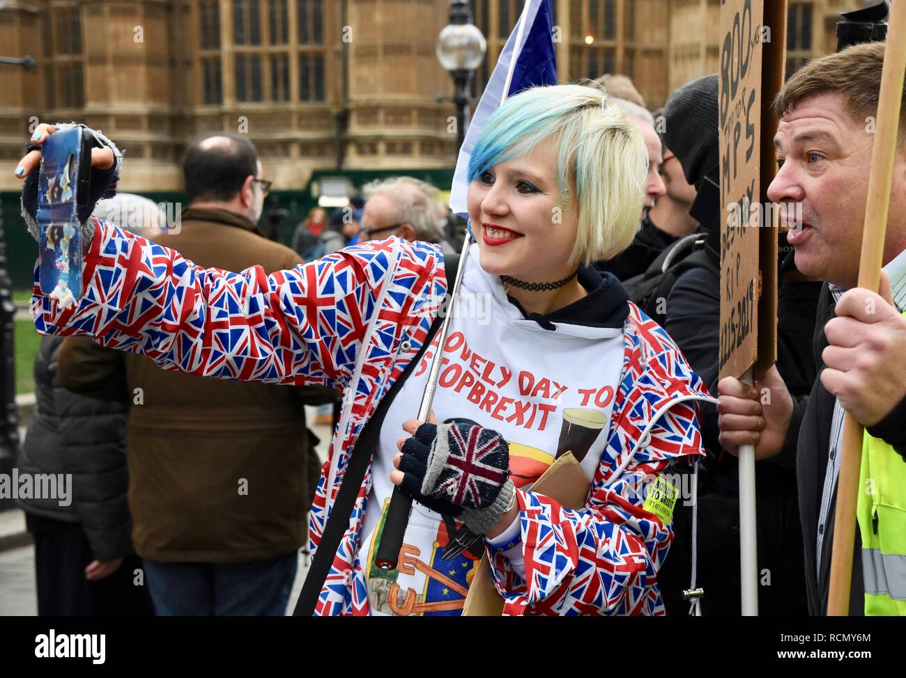 Madeleine Kay (Alba White Wolf) Pro EU Remainer with Brexiteer demonstrator, Pro and Anti Brexit protesters gathered outside Parliament on the day of Theresa May's meaningful vote. House of Parliament, Westminster, London. UK Stock Photo