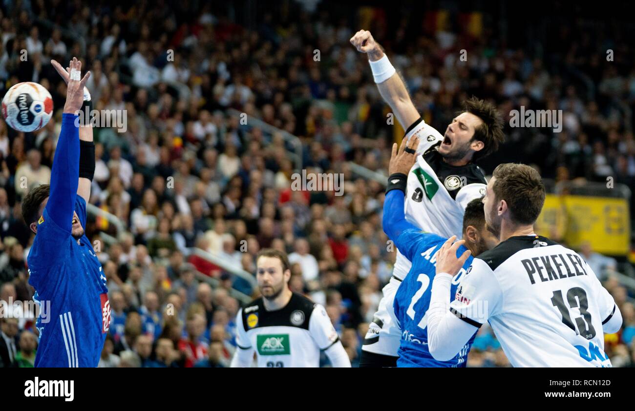 Berlin, Germany. 16th Jan, 2019. Handball: WM, Germany - France, preliminary round, group A, 4th matchday. Germany's Uwe Gensheimer throws at the goal. Credit: Kay Nietfeld/dpa/Alamy Live News Stock Photo