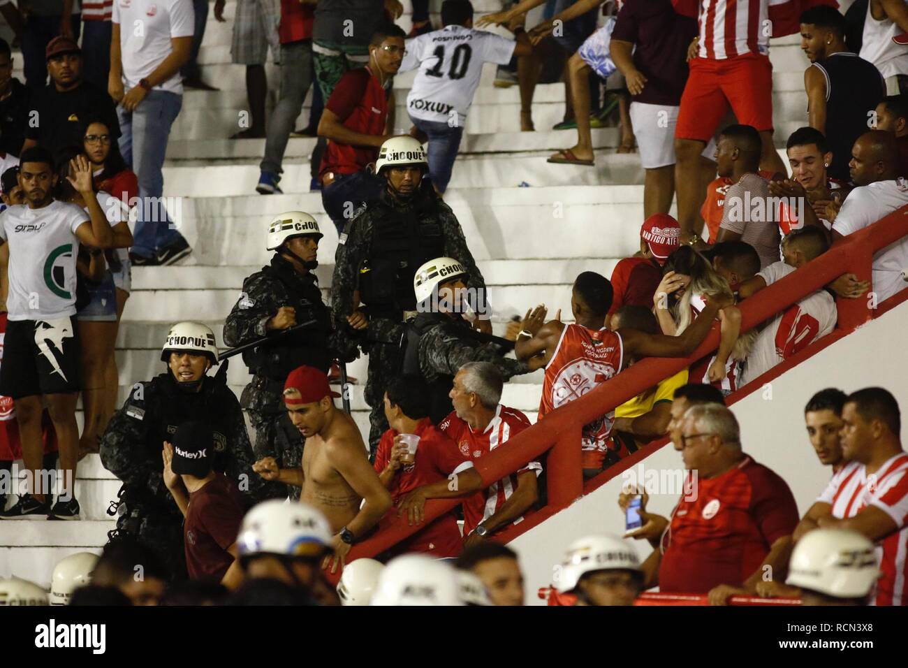 PE - Recife - 15/01/2019 - Copa do Nordeste 2019/Nautico x Fortaleza - Briga entre torcida do Nautico e policia militar durante jogo entre Nautico x Fortaleza, valido pela Copa do Nordeste 2019, partida realizada no estadio dos Aflitos, em Recife, nesta terca - feira (15) Foto: Paulo Paiva/AGIF Stock Photo