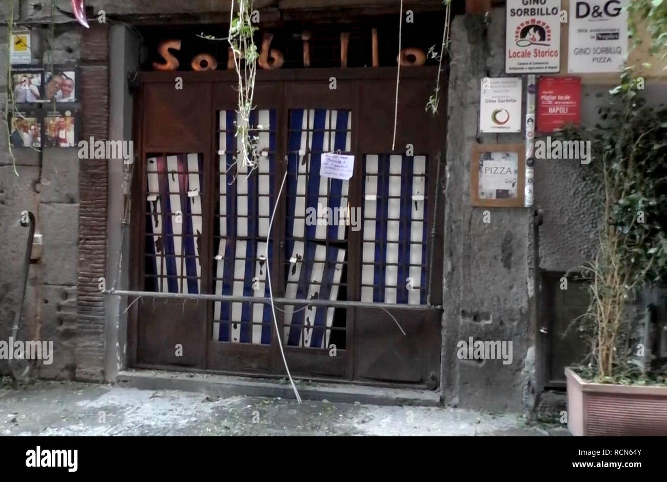 Foto LaPresse - Alessandro Pone 16 gennaio, Napoli (Italia) Cronaca Una bomba &#xe8; esplosa davanti all'ingresso della storica pizzeria Sorbillo di via Tribunali, nel cuore del centro storico di Napoli. Nessun ferito, ma tanta paura per il boato che &#xe8; stato avvertito dai moltissimi residenti in strada.  Photo Lapresse Alessandro Pone 16 gennaio, Napoli A bomb exploded outside the entrance to the historic Sorbillo pizzeria in via Tribunali, in the heart of the historic center of Naples. No injuries, but so much fear for the roar that was felt by the many residents on the street. Stock Photo