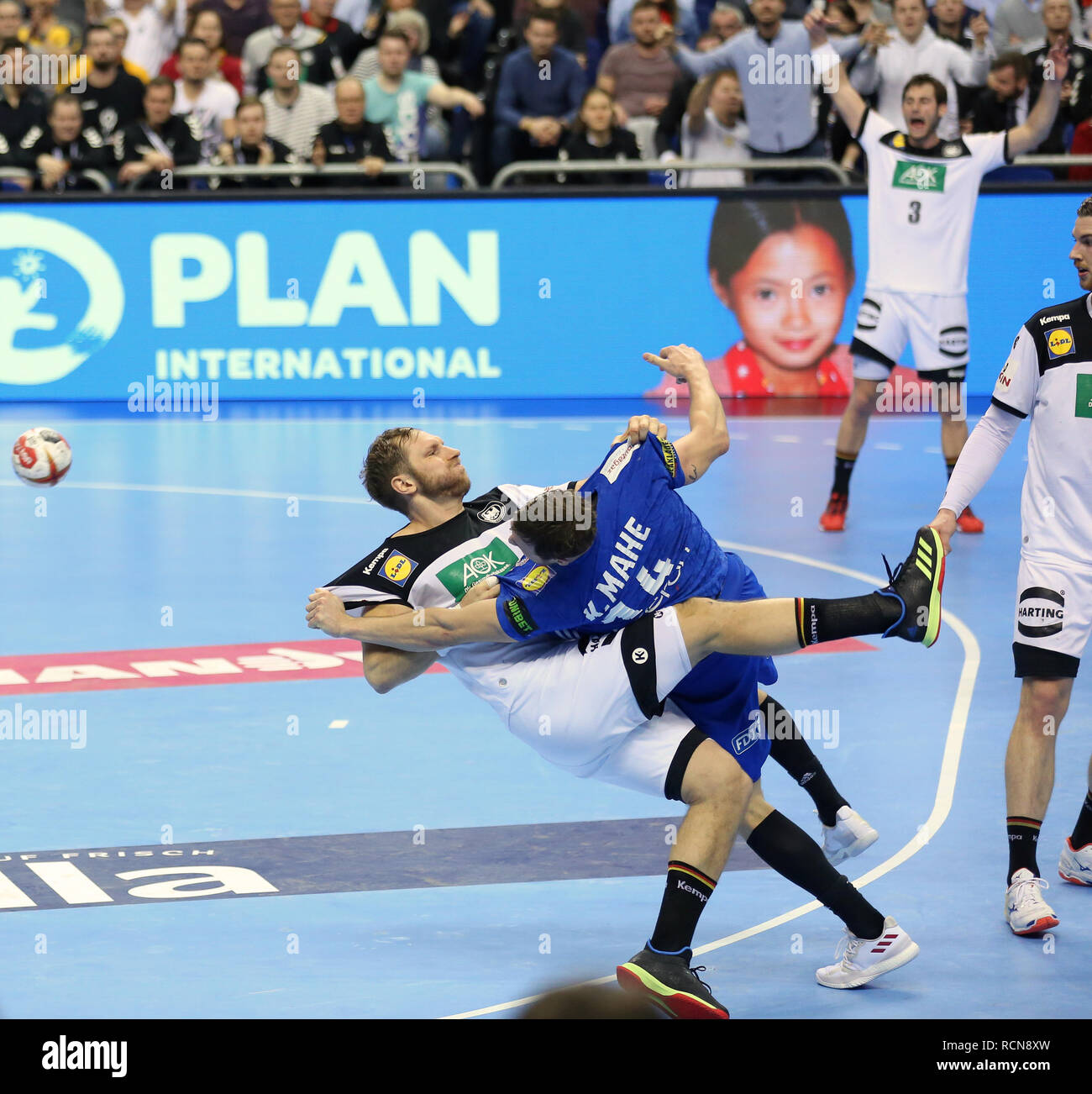 Berlin, Germany. 15th January, 2019.Tough contact between Kentin Mahe for France (14) and Steffen Weinhold for Germany (17) Credit: Mickael Chavet/Alamy Live News Stock Photo
