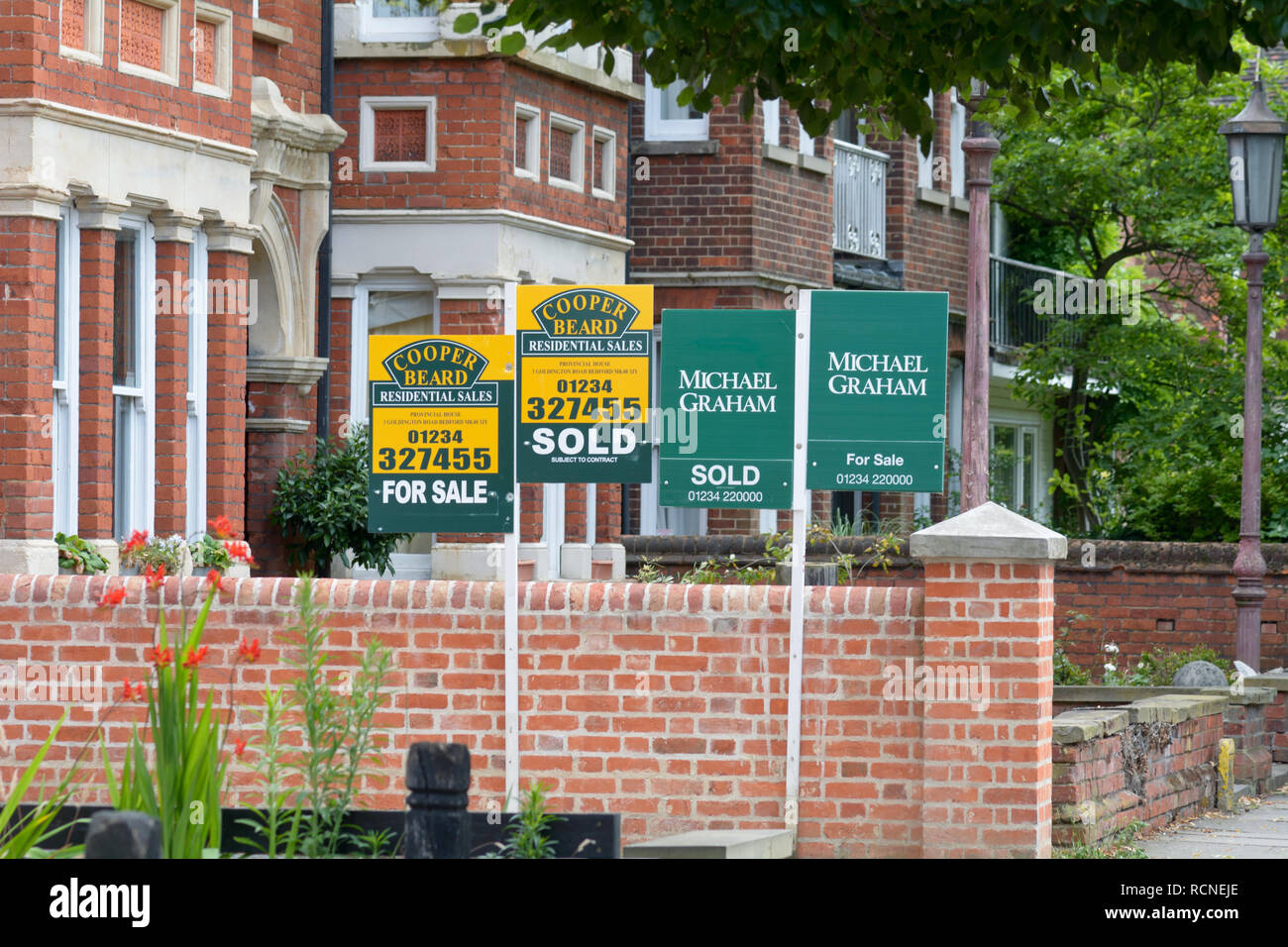 Estate agent for sale signs hires stock photography and images Alamy