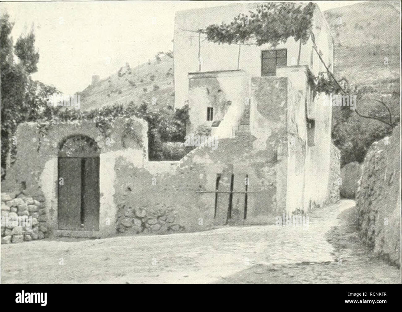 . Die Gartenkunst. Landscape gardening; Gardens -- Europe. Gartenpforte mit Freitreppe icaprcbisches llaus)- Gnrti.ntrti hatte und daß die Reformierung der Wohnung sich bis in den Garten hinein fortsetzen müsse. Der Bauherr wird gerne hören, daß der gute er- fahrene künstlerisch fühlende Gartenarchitekt mit seinem Projekt im Grunde genommen nichts anderes will, als die Wohnung zu vergrößern mit den Mitteln des Gartenbaus und es ist Tatsache, daß man auf eine solche Erläuterung hin oft warmem Verständnis begegnet. Jedem Menschen ist es klar, daß der Grund und Boden ausgenützt werden muß, aber e Stock Photo