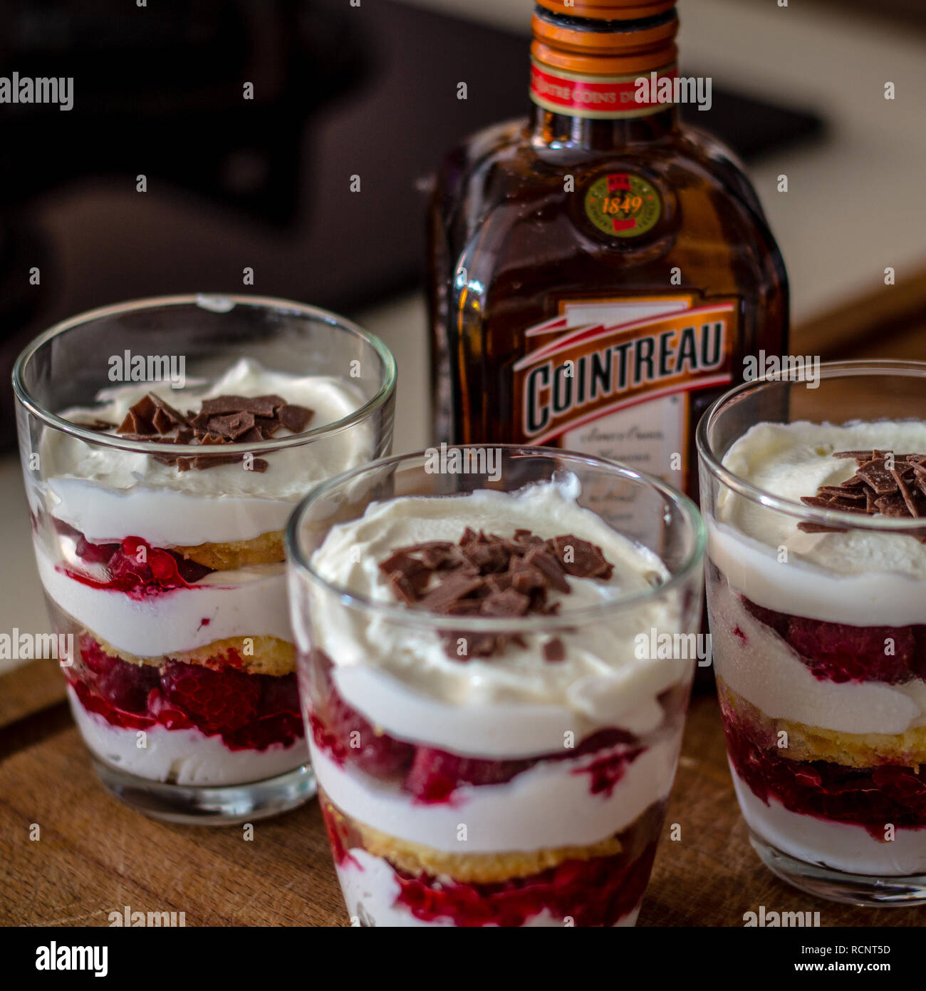 Sandwich Von Marmoriertem Biskuit Mit Mascarpone Creme Und Himbeeren ...