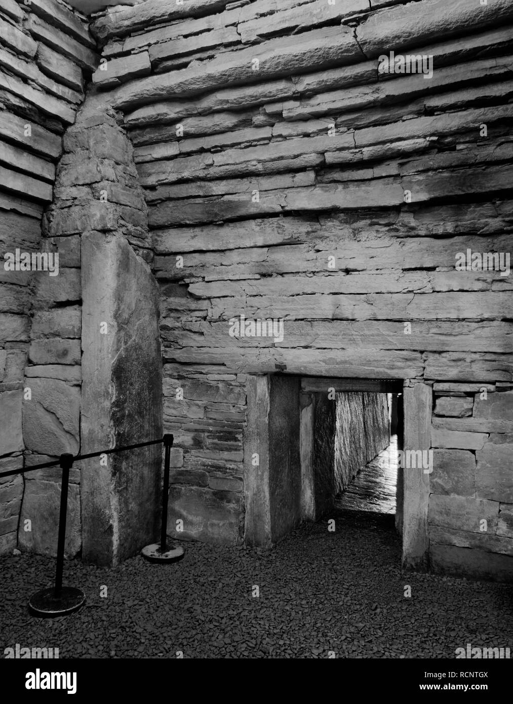 Interior view of central chamber of Maes Howe Neolithic chambered cairn, Orkney, Scotland, UK, showing inner entrance passage & south corner buttress. Stock Photo