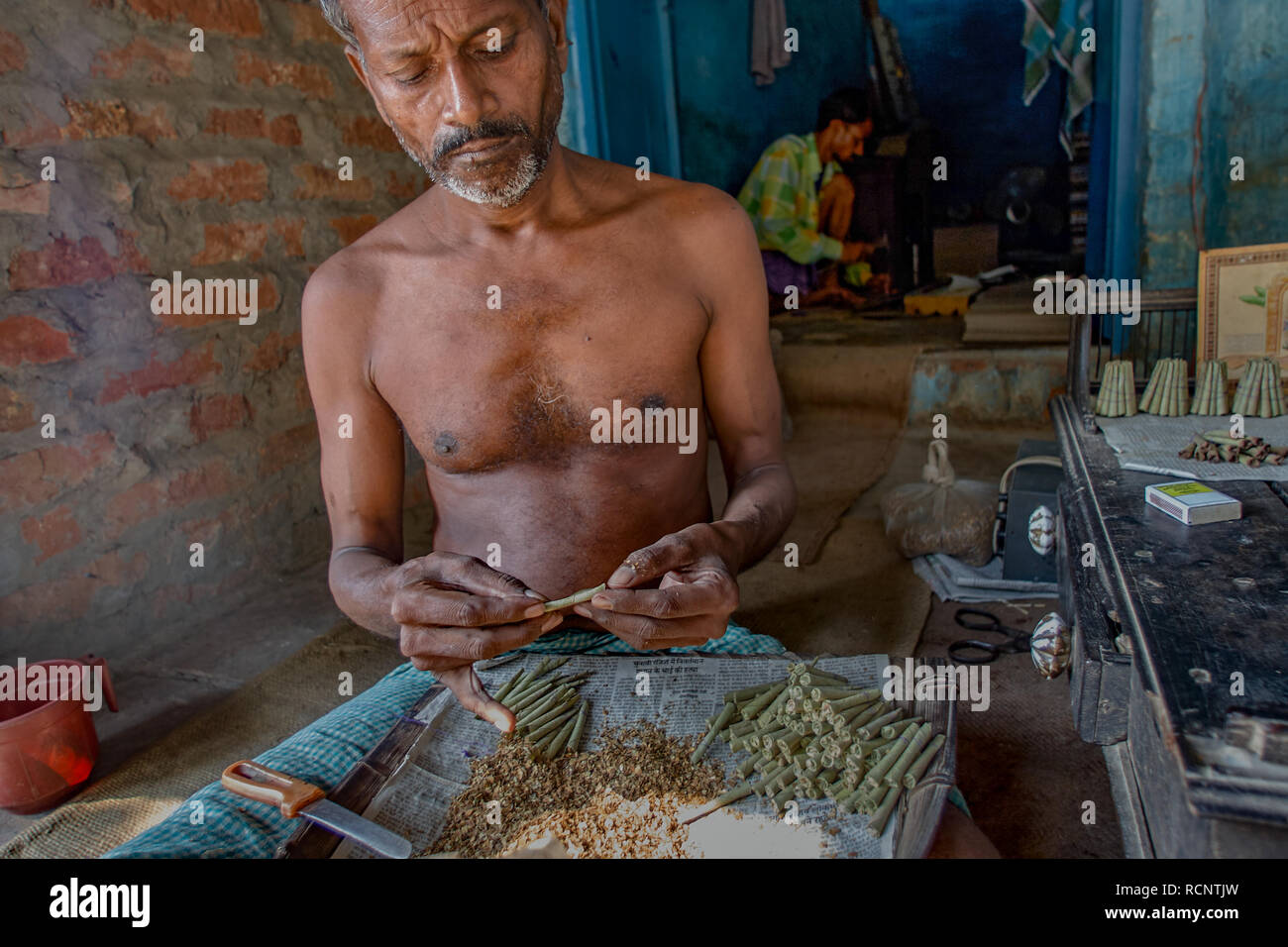 Bidi (indian cigarette) hi-res stock photography and images - Alamy