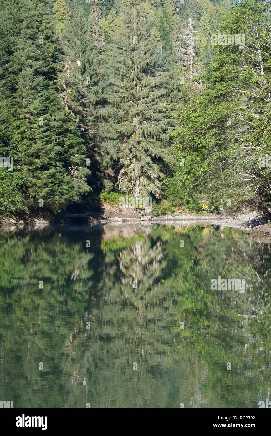 Canoe on the columbia river hires stock photography and images Alamy