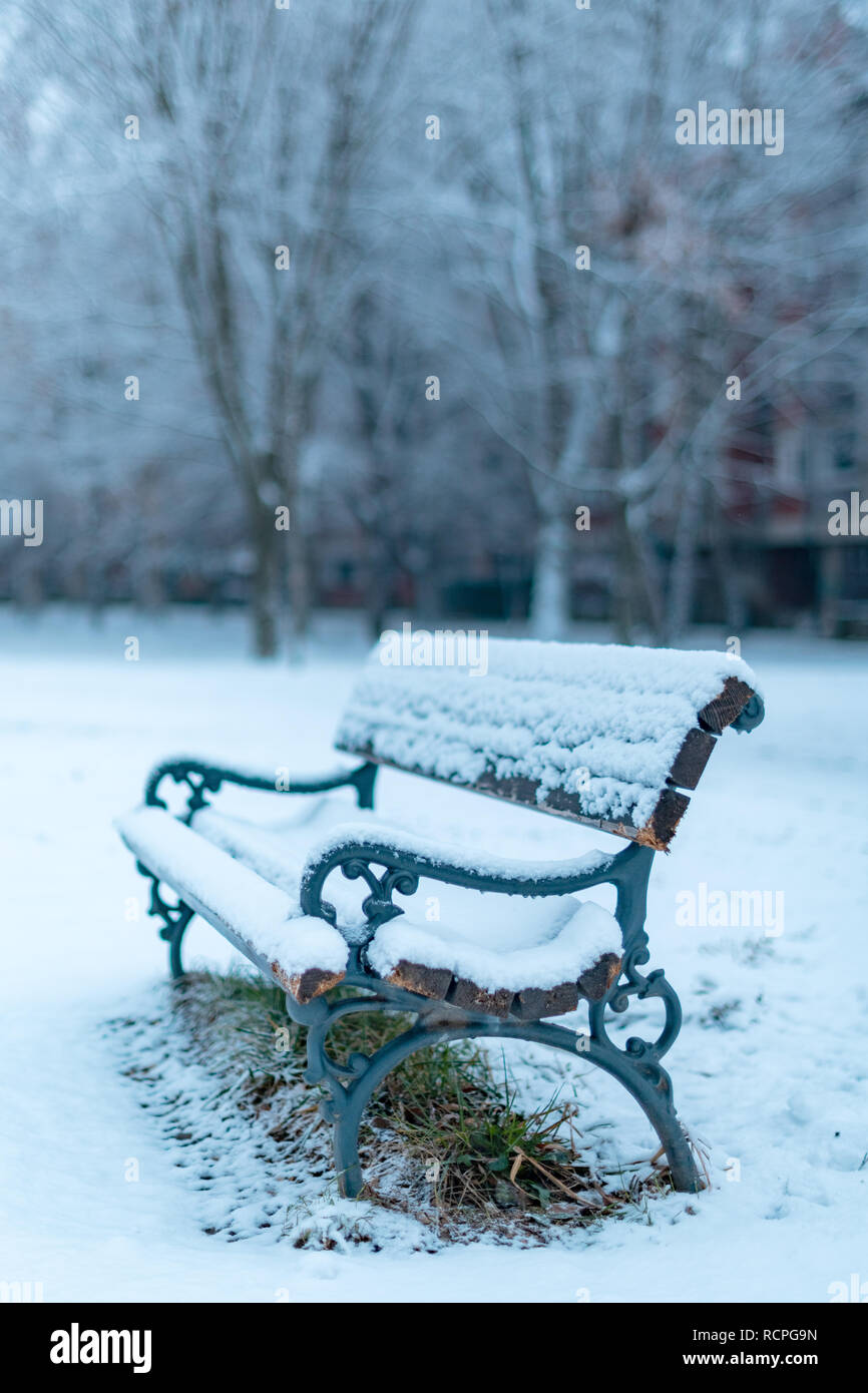 Cold park bench hi-res stock photography and images - Alamy