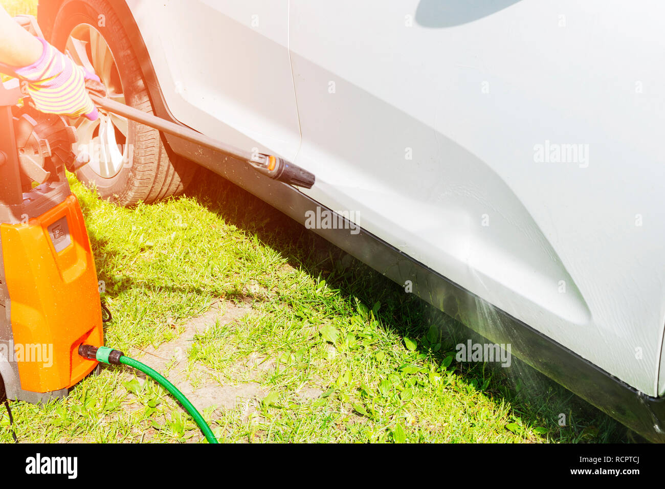 Auto mit Mikrofasertuch reinigen. Mann wäscht schwarze Motorhaube. Fahrzeug  polieren. Fahrzeugaufbereitung, Wartung 7909188 Stock-Photo bei Vecteezy