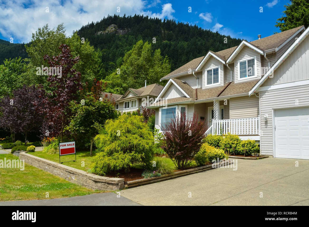 North american dream home front hi-res stock photography and images - Alamy