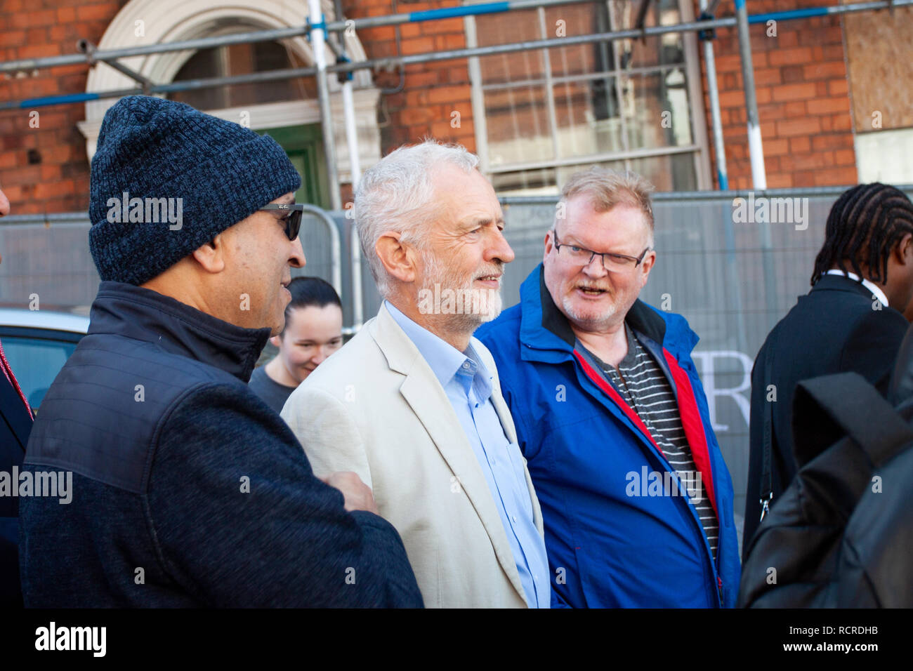 Jeremy Corbyn talking to local supporters at a rally in Halesowen Stock Photo