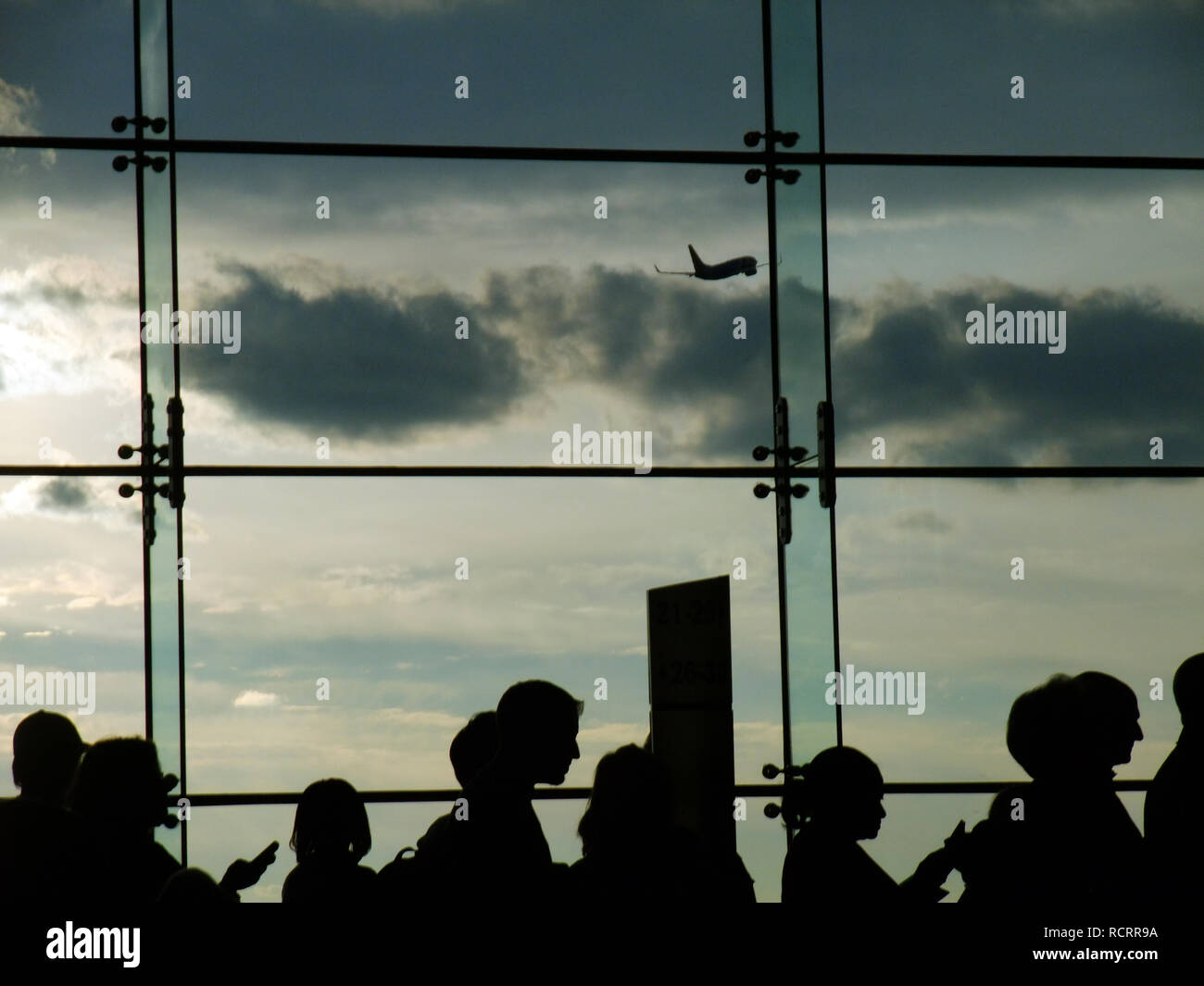 Airport silhouettes hi-res stock photography and images - Alamy