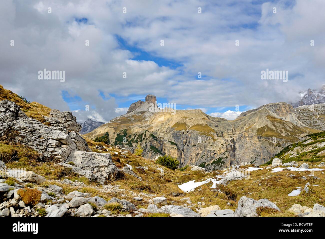 Mountain landscape, view of the Sesto Dolomites, in the middle the Schwabenalpenkopf 2687 m, Dolomites High Trail 105 Stock Photo