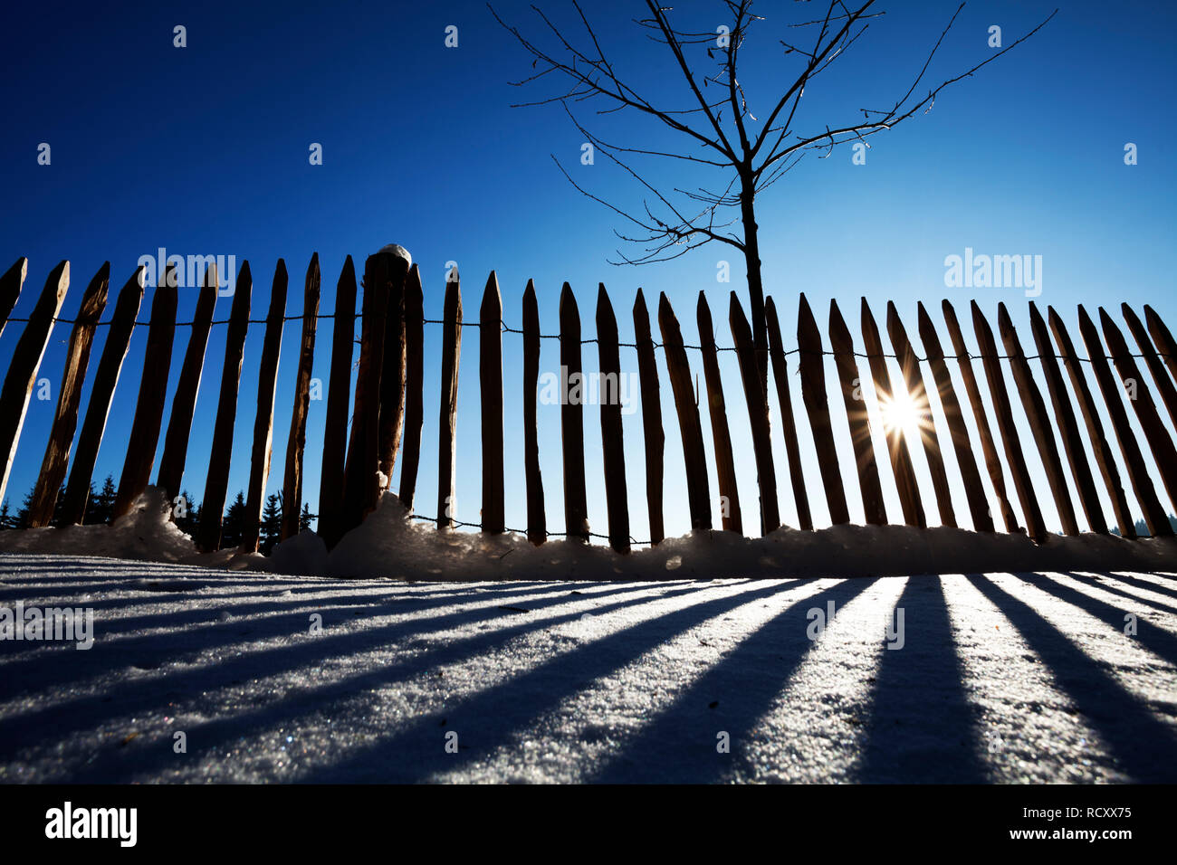 Urban scene fence hi-res stock photography and images - Alamy