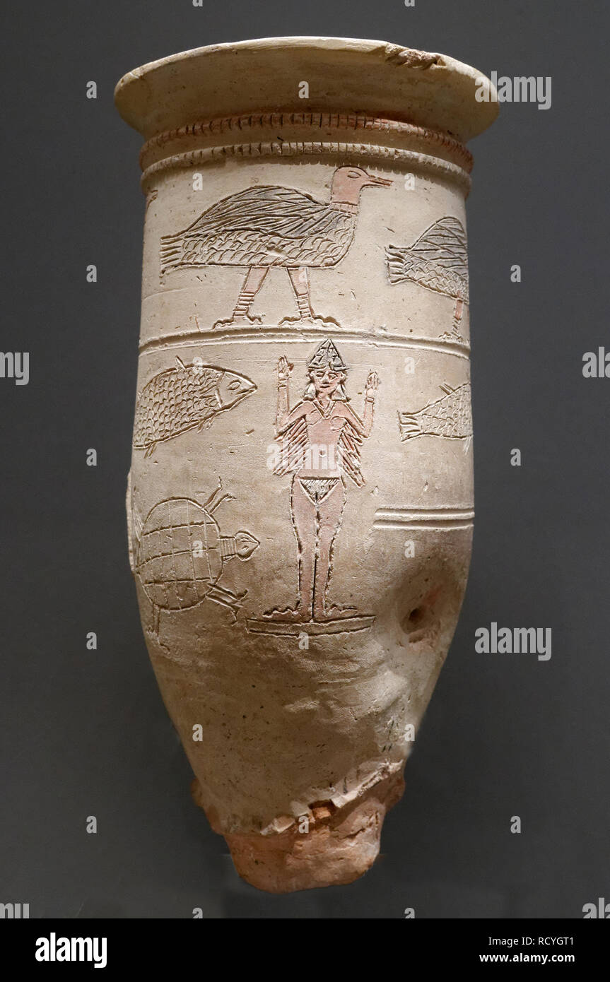 6428. Terracotta vase decorate with the image of the Mesopotamian Goddess Ishtar. Larsa, 2nd. millennium BC. Stock Photo
