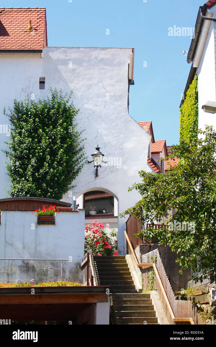 Historische Hausfassade mit  Treppenaufgang in der Altstadt, Günzburg, Schwaben, Bayern, Deutschland Stock Photo