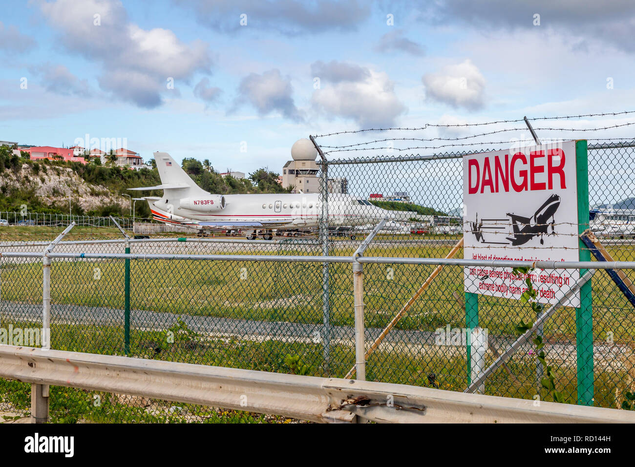 N783FS Private Dassault Falcon 2000 on the runway at Princess Juliana airport in St Marten. Stock Photo