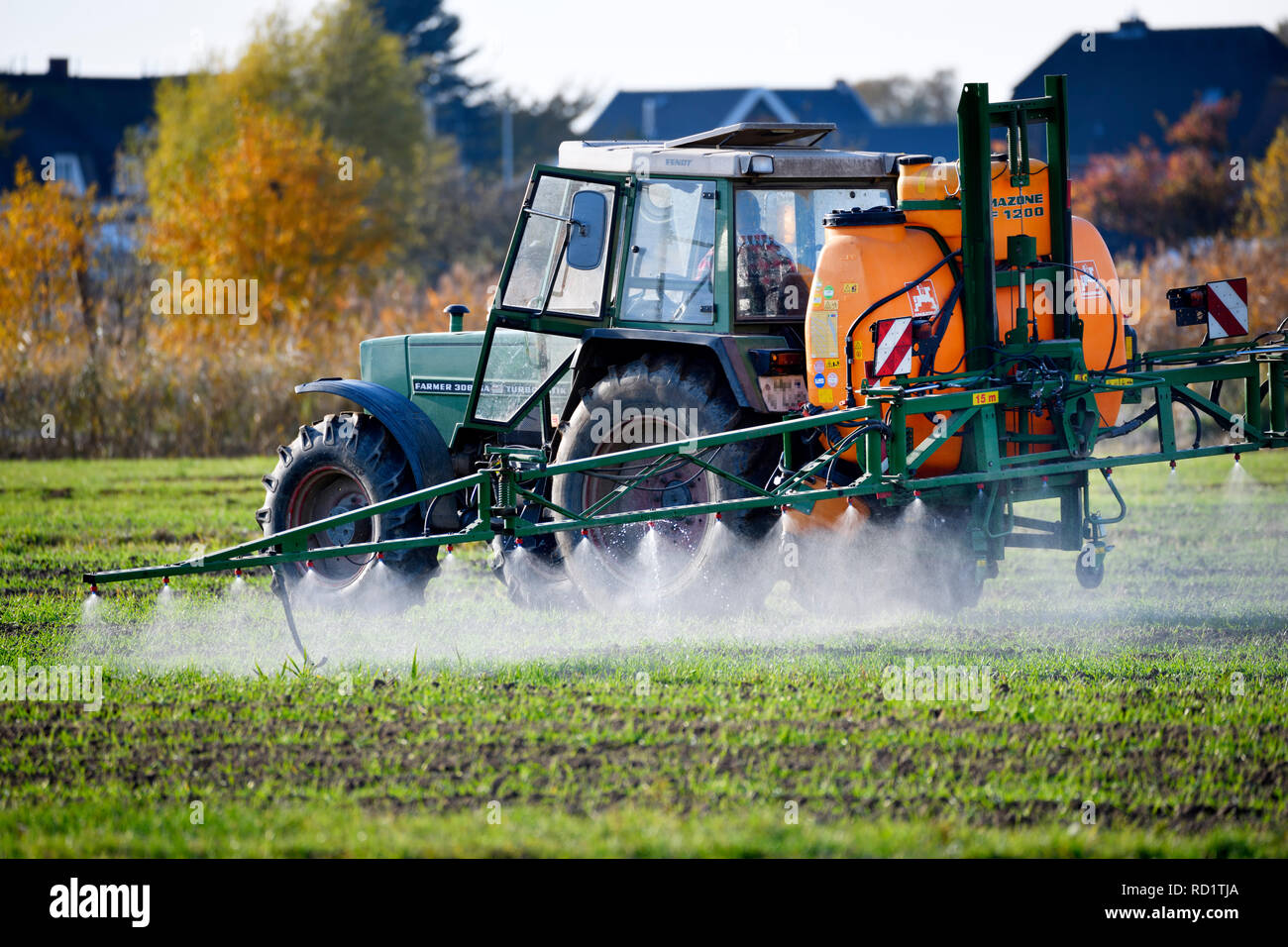 Application of plant protection agents on a field in Hamburg, Germany, Einsatz von