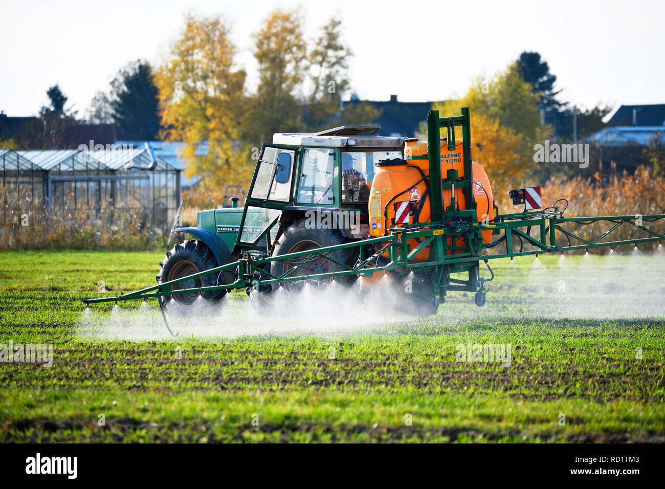 Application of plant protection agents on a field in Hamburg, Germany, Einsatz von