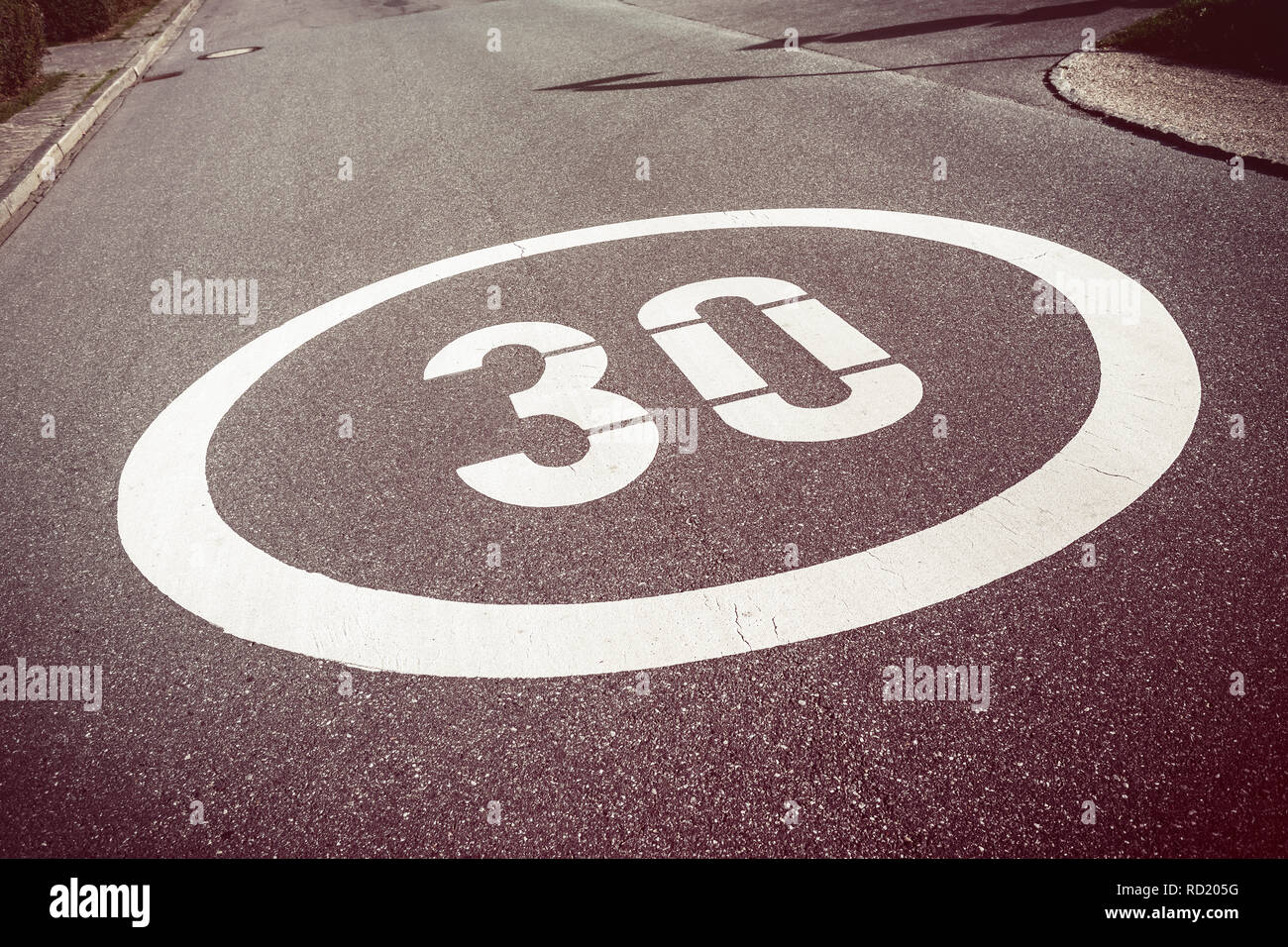 Speed limitation 30 km/h, mark on a roadway, Geschwindigkeitsbegrenzung 30 km/h, Markierung auf einer Fahrbahn Stock Photo