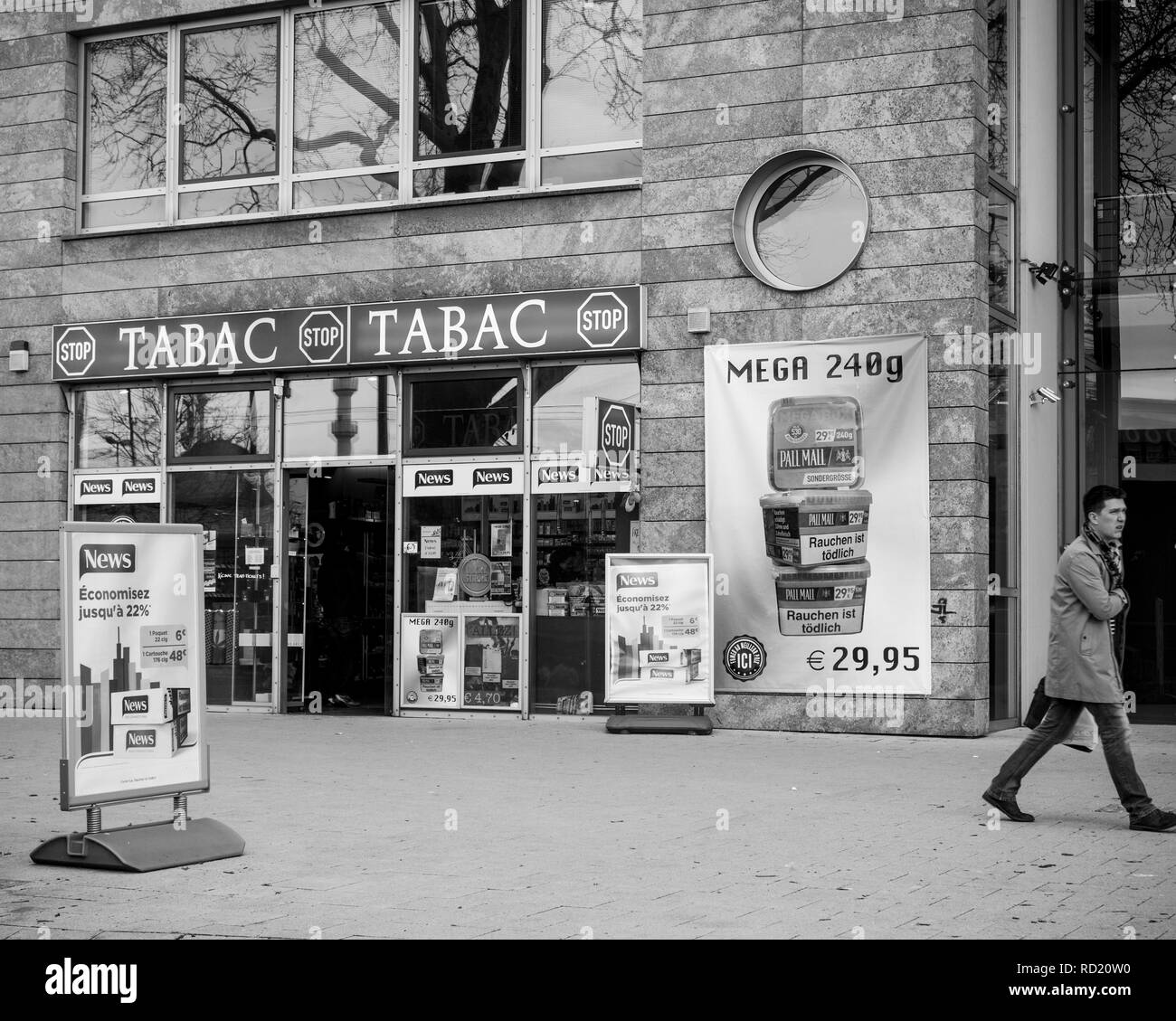 Tobacco store france hi-res stock photography and images - Page 3 - Alamy