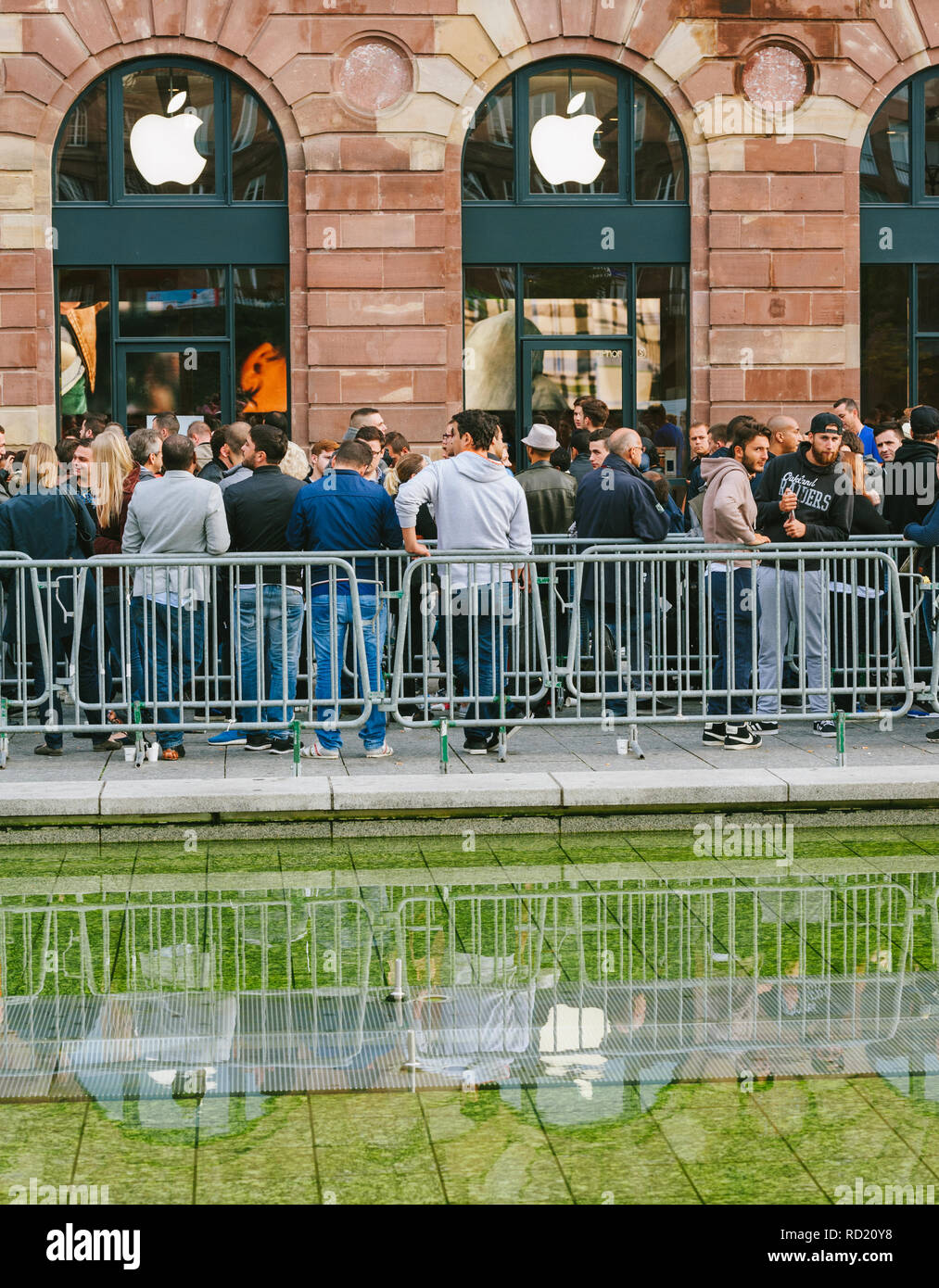 Impatient crowd hi-res stock photography and images - Alamy