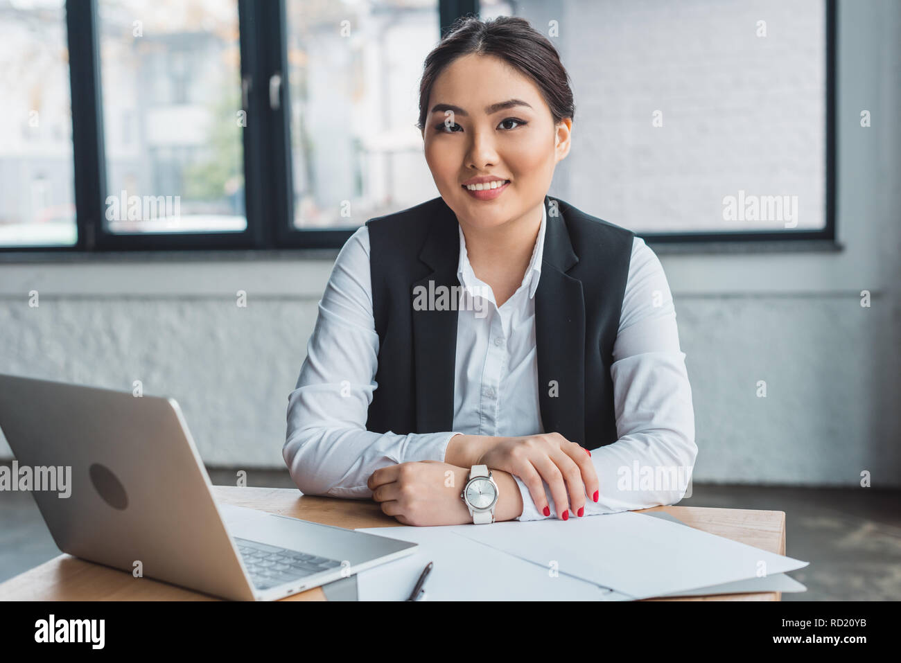 Bank girls. Казашка в офисе. Менеджер казашка. Девушка офис менеджер. Казашка бизнес.