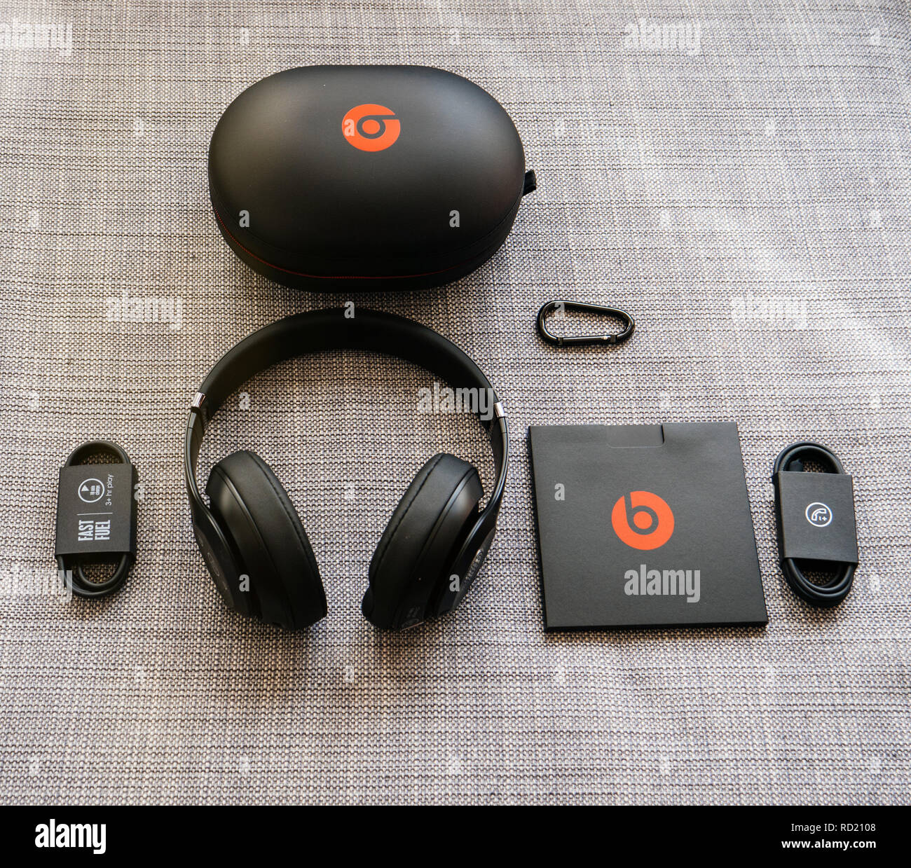 Microbe aflange spil PARIS, FRANCE - MAR 31, 2018: View from above of new Beats 3 Studio  professional wireless headphones made by Beats by Dr Dre Apple with all the  accesories - unboxing process Stock Photo - Alamy