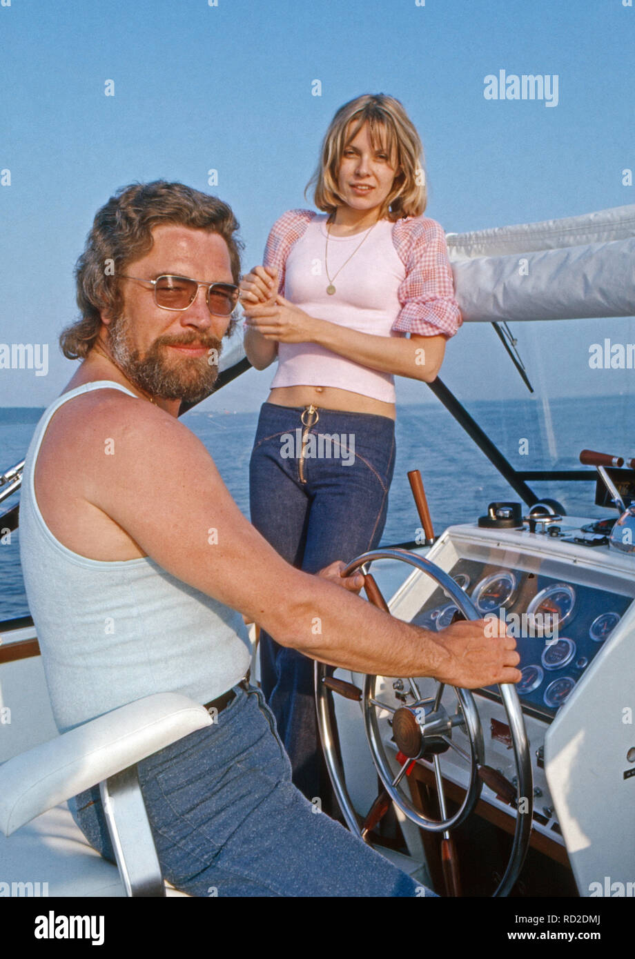 Jazzpianist Horst Jankowski mit Ehefrau Franziska Oehme auf dem Bodensee,  Deutschland 1977. German jazz pianist Horst Jankowski with his wife Franziska  Oehme on a motor boat on Lake Constance, Germany 1977 Stock