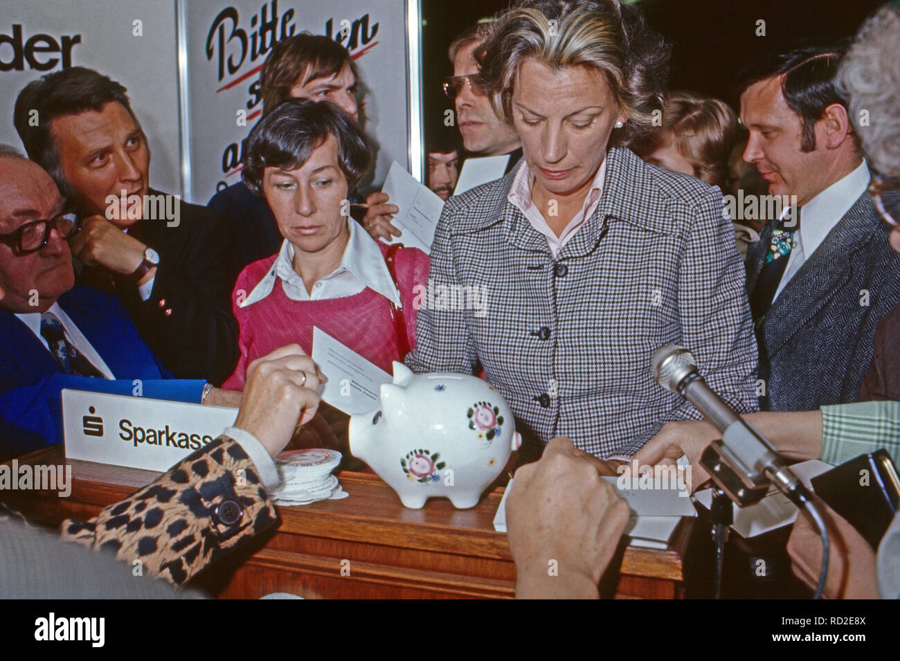 Dr. Mildred Scheel vor dem Sparschwein für die Deutsche Krebshilfe in der Sparkasse Bonn, Deutschland 1975. Stock Photo