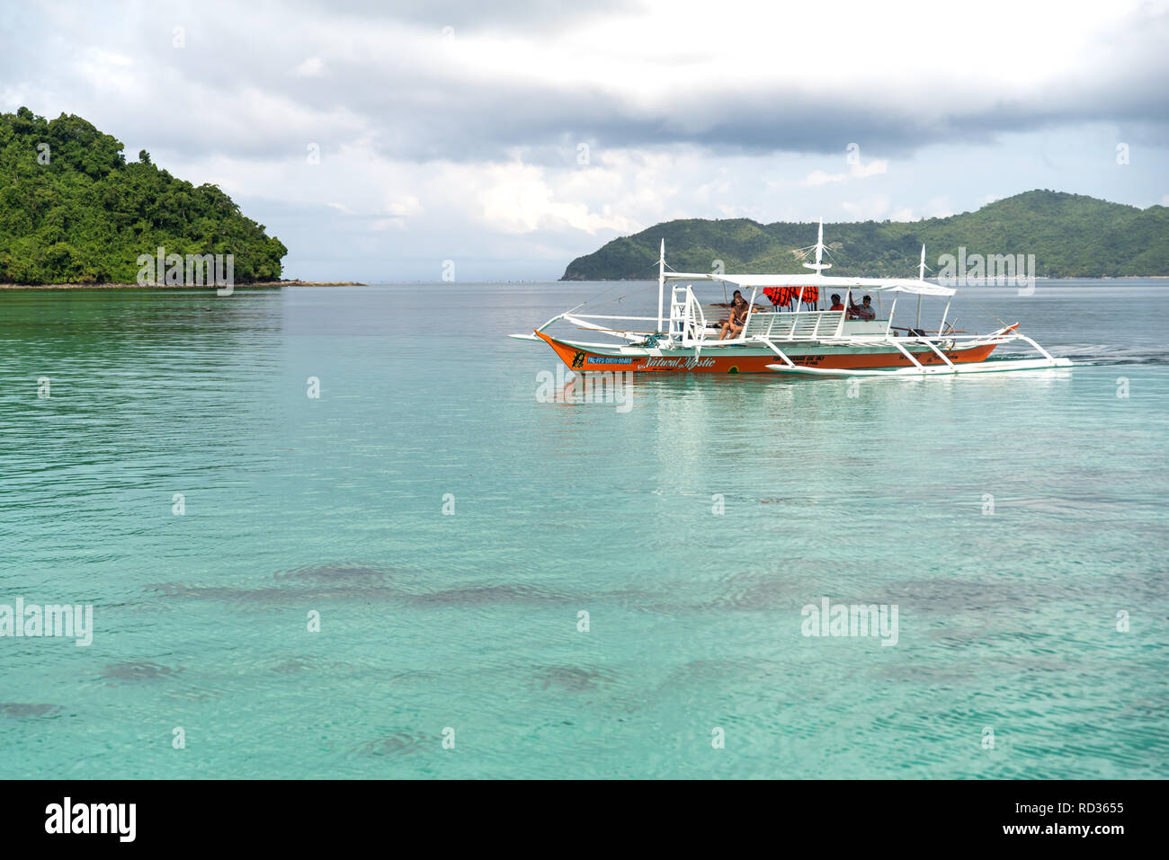 Dec 23,2018 Bangka Boat moving into hopping tour area at Port Barton ...