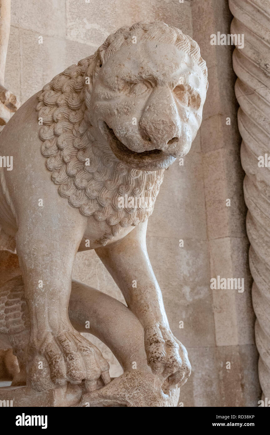 Roman lion statue hires stock photography and images Alamy
